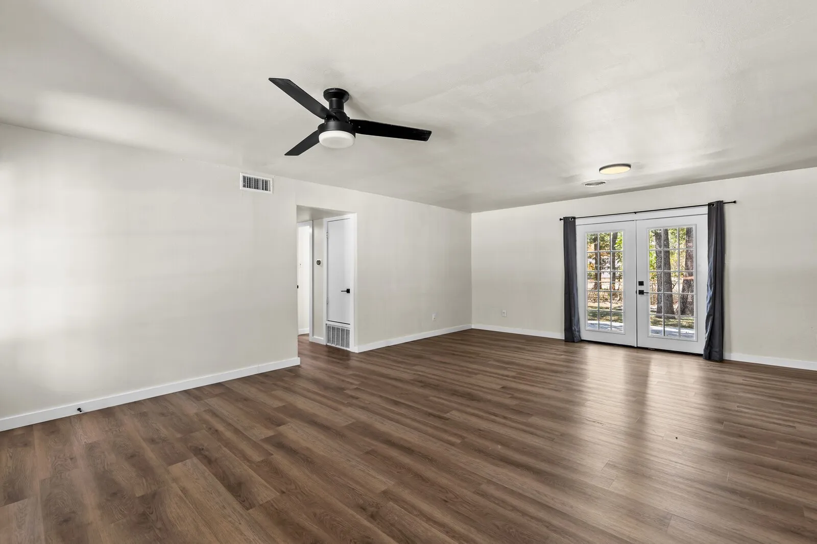 Single Family Residence For Sale in Mc Lennan County , 322 S BARBARA, Lacy Lakeview, Texas 76705, 3 Bedrooms, 2 Bathrooms, 2 Garage spaces, 1,292 Sqft, built in 1961, Price $246,900, mls#21148440, Real Estate Agent in Lacy Lakeview, Homes For Sale in Mc Lennan county, Homes For Sale in Lacy Lakeview, Realtor in Lacy Lakeview Texas, Real Estate Brokerage Independent Realty Texas, Luminita Cordes Realtor