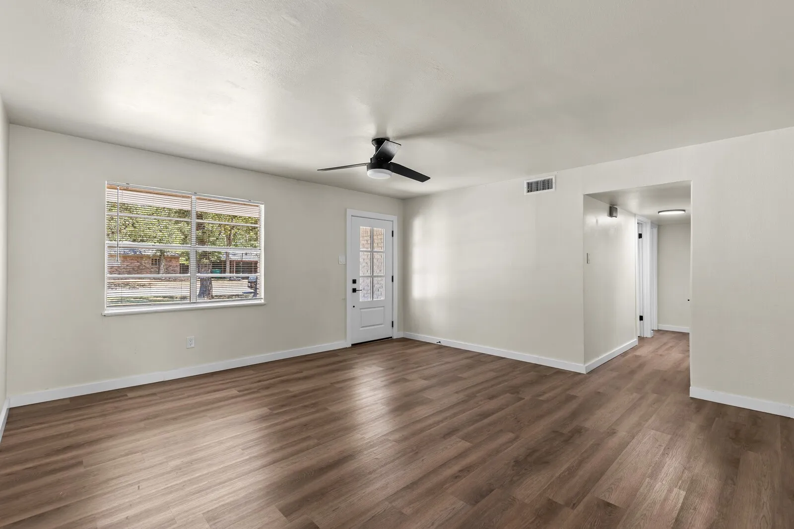 Single Family Residence For Sale in Mc Lennan County , 322 S BARBARA, Lacy Lakeview, Texas 76705, 3 Bedrooms, 2 Bathrooms, 2 Garage spaces, 1,292 Sqft, built in 1961, Price $246,900, mls#21148440, Real Estate Agent in Lacy Lakeview, Homes For Sale in Mc Lennan county, Homes For Sale in Lacy Lakeview, Realtor in Lacy Lakeview Texas, Real Estate Brokerage Independent Realty Texas, Luminita Cordes Realtor