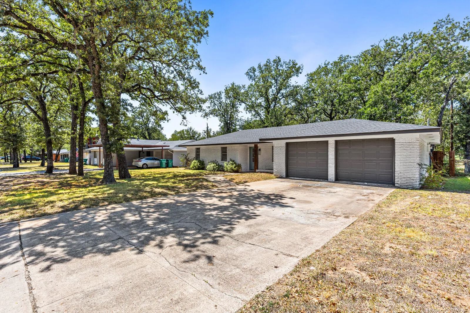 Single Family Residence For Sale in Mc Lennan County , 322 S BARBARA, Lacy Lakeview, Texas 76705, 3 Bedrooms, 2 Bathrooms, 2 Garage spaces, 1,292 Sqft, built in 1961, Price $246,900, mls#21148440, Real Estate Agent in Lacy Lakeview, Homes For Sale in Mc Lennan county, Homes For Sale in Lacy Lakeview, Realtor in Lacy Lakeview Texas, Real Estate Brokerage Independent Realty Texas, Luminita Cordes Realtor