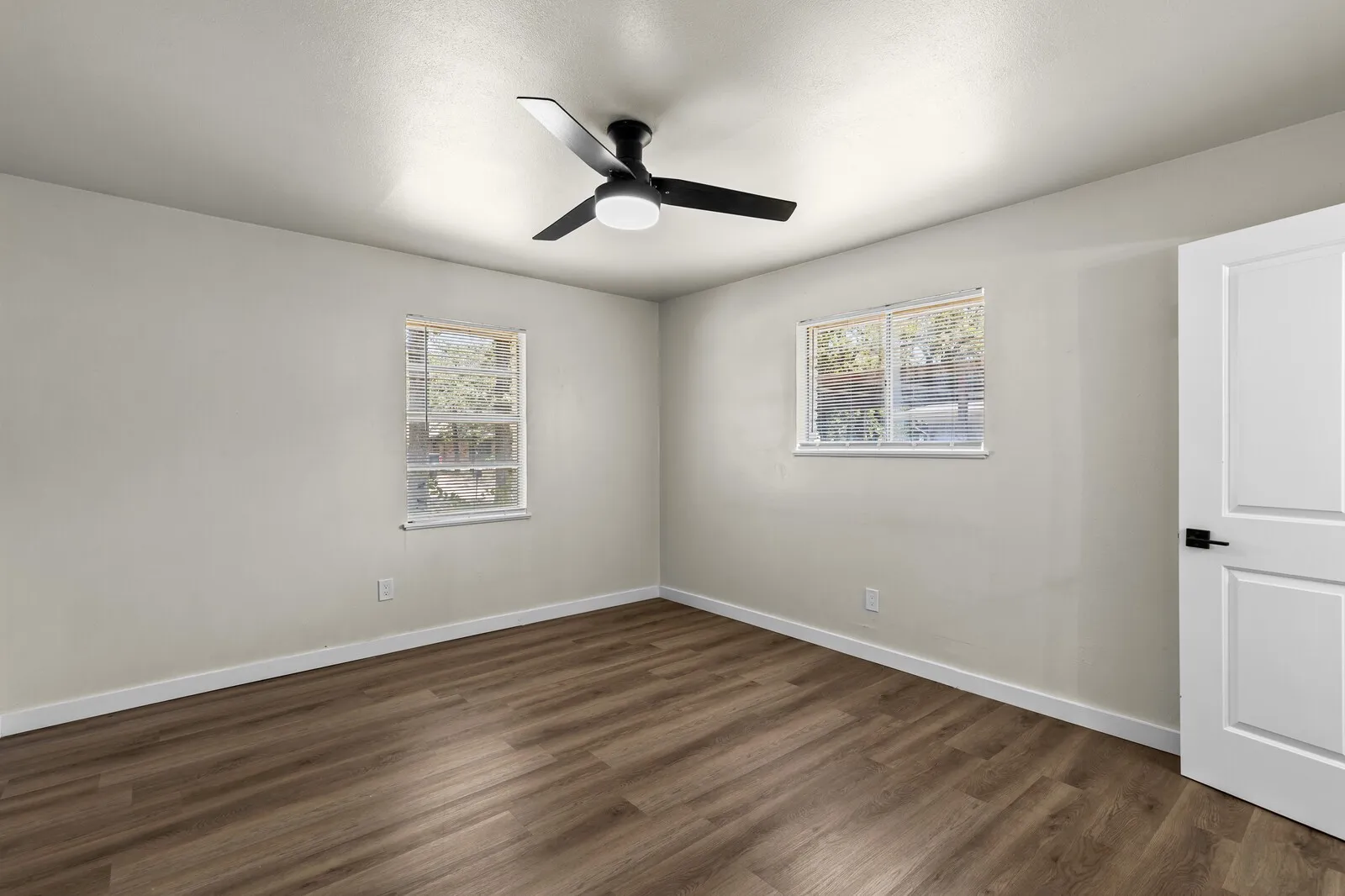Single Family Residence For Sale in Mc Lennan County , 322 S BARBARA, Lacy Lakeview, Texas 76705, 3 Bedrooms, 2 Bathrooms, 2 Garage spaces, 1,292 Sqft, built in 1961, Price $246,900, mls#21148440, Real Estate Agent in Lacy Lakeview, Homes For Sale in Mc Lennan county, Homes For Sale in Lacy Lakeview, Realtor in Lacy Lakeview Texas, Real Estate Brokerage Independent Realty Texas, Luminita Cordes Realtor
