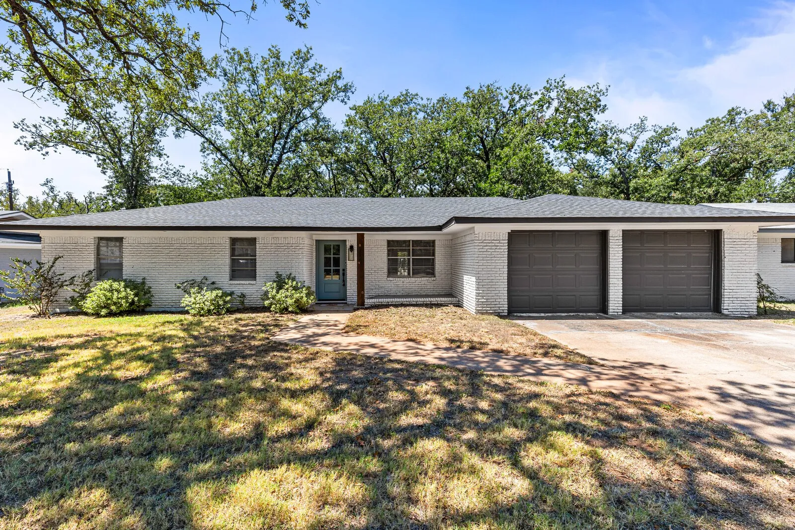 Single Family Residence For Sale in Mc Lennan County , 322 S BARBARA, Lacy Lakeview, Texas 76705, 3 Bedrooms, 2 Bathrooms, 2 Garage spaces, 1,292 Sqft, built in 1961, Price $246,900, mls#21148440, Real Estate Agent in Lacy Lakeview, Homes For Sale in Mc Lennan county, Homes For Sale in Lacy Lakeview, Realtor in Lacy Lakeview Texas, Real Estate Brokerage Independent Realty Texas, Luminita Cordes Realtor