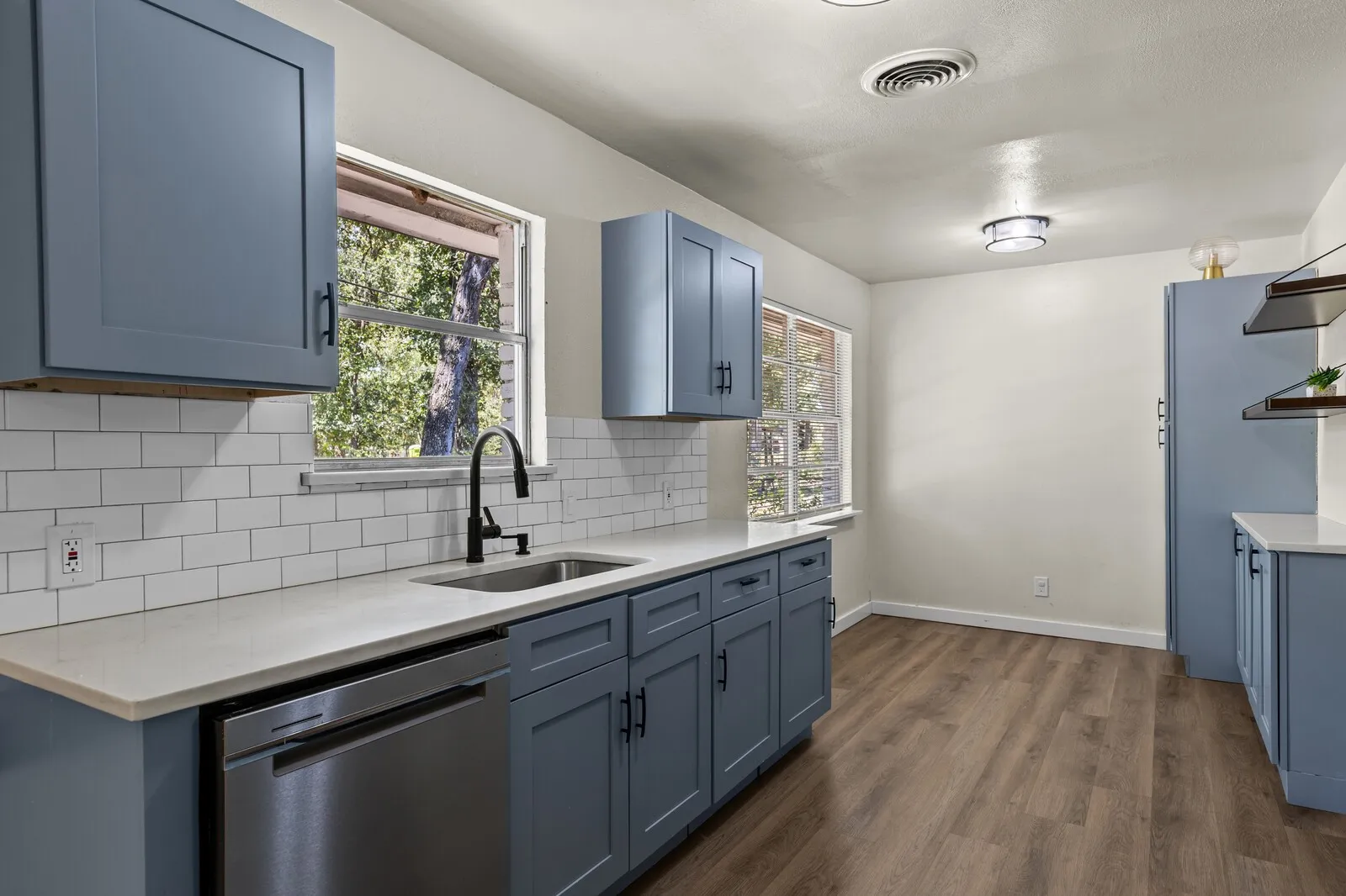 Single Family Residence For Sale in Mc Lennan County , 322 S BARBARA, Lacy Lakeview, Texas 76705, 3 Bedrooms, 2 Bathrooms, 2 Garage spaces, 1,292 Sqft, built in 1961, Price $246,900, mls#21148440, Real Estate Agent in Lacy Lakeview, Homes For Sale in Mc Lennan county, Homes For Sale in Lacy Lakeview, Realtor in Lacy Lakeview Texas, Real Estate Brokerage Independent Realty Texas, Luminita Cordes Realtor