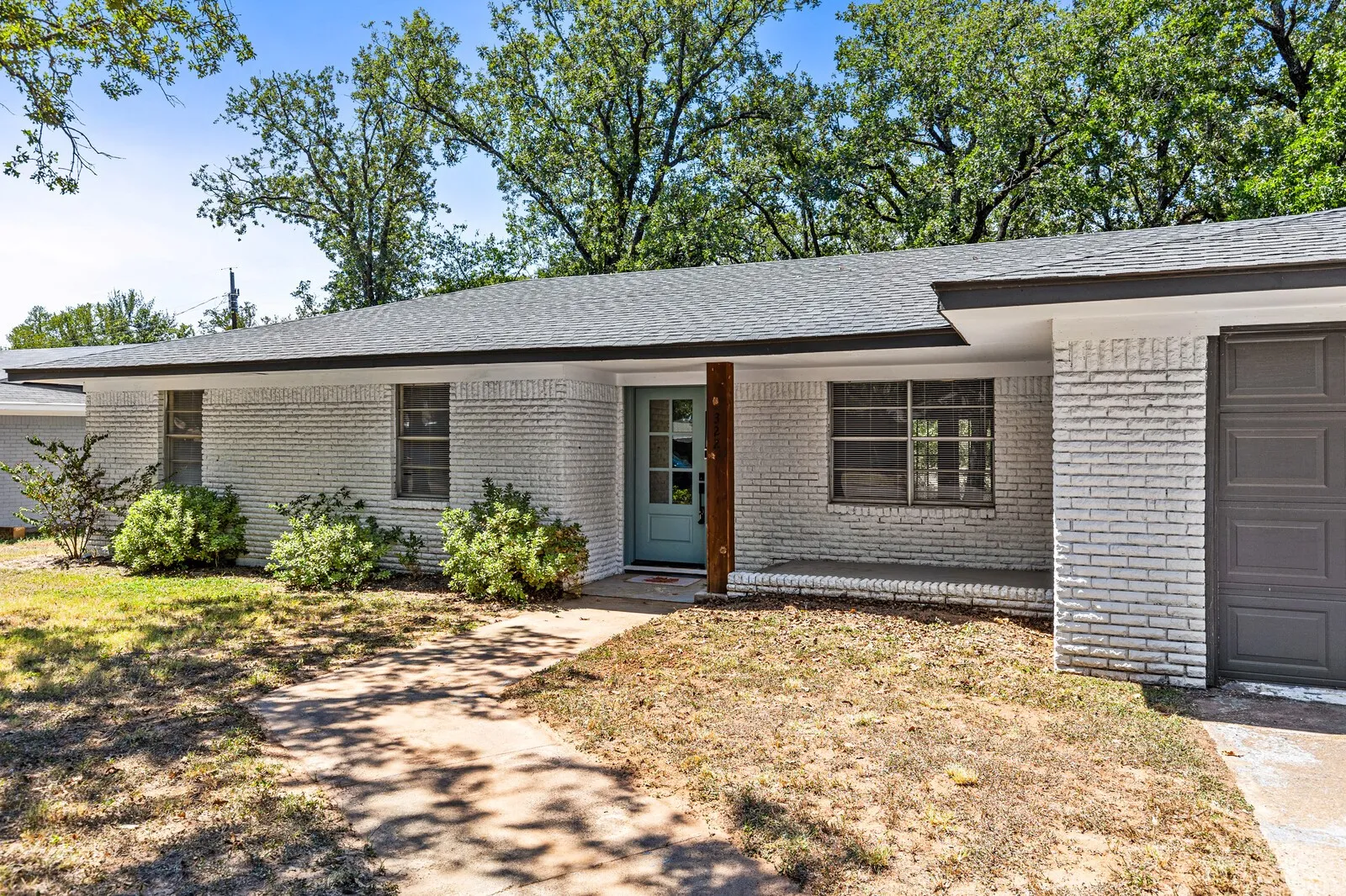 Single Family Residence For Sale in Mc Lennan County , 322 S BARBARA, Lacy Lakeview, Texas 76705, 3 Bedrooms, 2 Bathrooms, 2 Garage spaces, 1,292 Sqft, built in 1961, Price $246,900, mls#21148440, Real Estate Agent in Lacy Lakeview, Homes For Sale in Mc Lennan county, Homes For Sale in Lacy Lakeview, Realtor in Lacy Lakeview Texas, Real Estate Brokerage Independent Realty Texas, Luminita Cordes Realtor