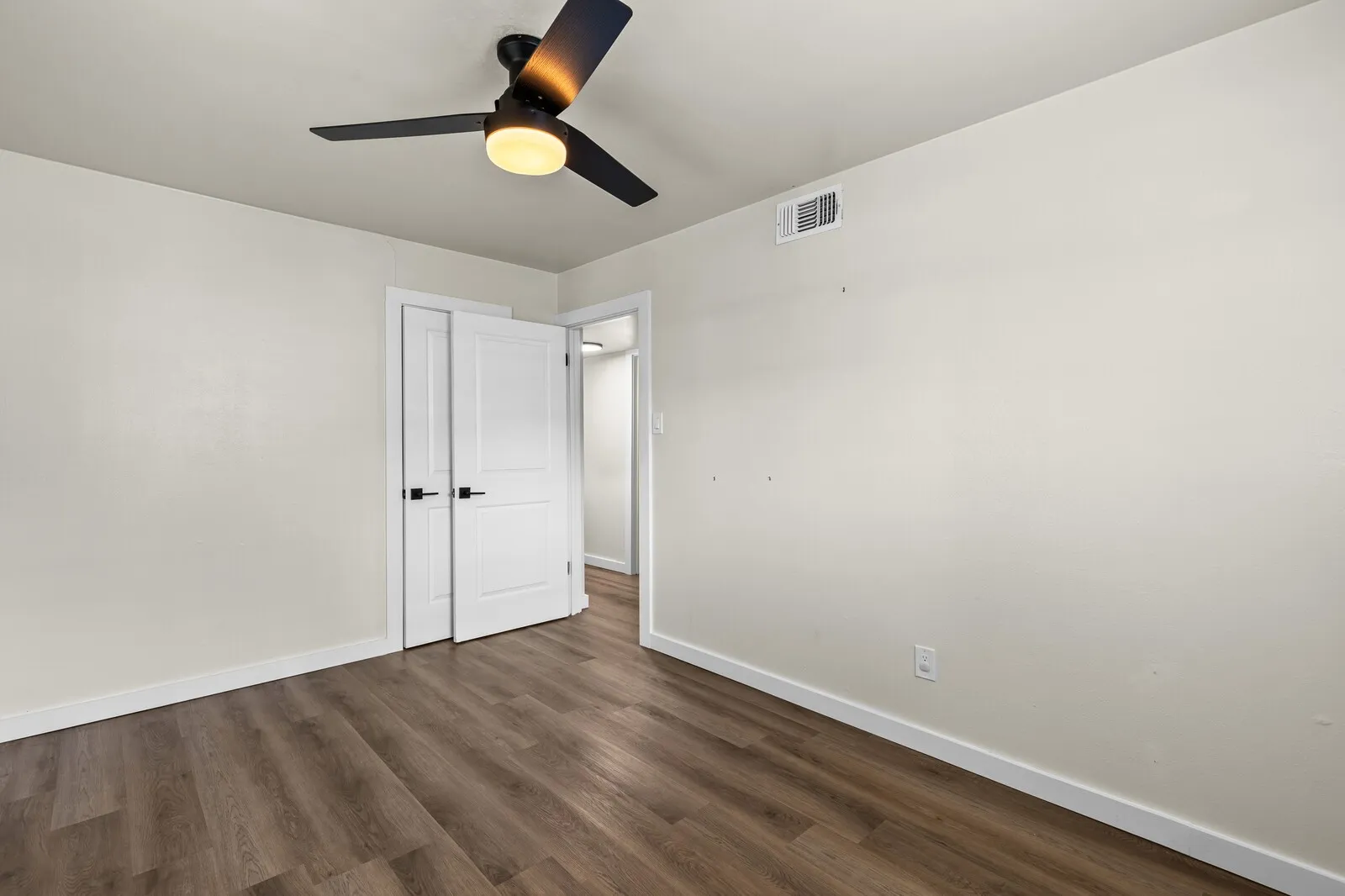 Single Family Residence For Sale in Mc Lennan County , 322 S BARBARA, Lacy Lakeview, Texas 76705, 3 Bedrooms, 2 Bathrooms, 2 Garage spaces, 1,292 Sqft, built in 1961, Price $246,900, mls#21148440, Real Estate Agent in Lacy Lakeview, Homes For Sale in Mc Lennan county, Homes For Sale in Lacy Lakeview, Realtor in Lacy Lakeview Texas, Real Estate Brokerage Independent Realty Texas, Luminita Cordes Realtor