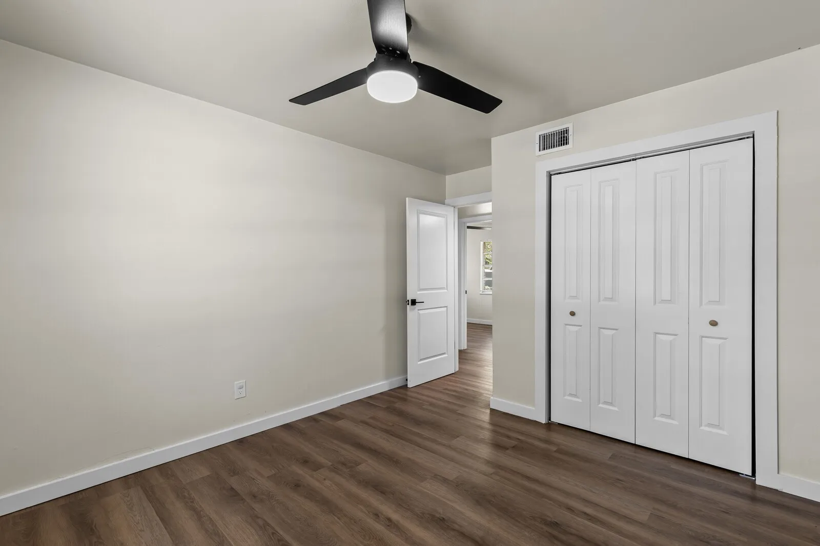 Single Family Residence For Sale in Mc Lennan County , 322 S BARBARA, Lacy Lakeview, Texas 76705, 3 Bedrooms, 2 Bathrooms, 2 Garage spaces, 1,292 Sqft, built in 1961, Price $246,900, mls#21148440, Real Estate Agent in Lacy Lakeview, Homes For Sale in Mc Lennan county, Homes For Sale in Lacy Lakeview, Realtor in Lacy Lakeview Texas, Real Estate Brokerage Independent Realty Texas, Luminita Cordes Realtor