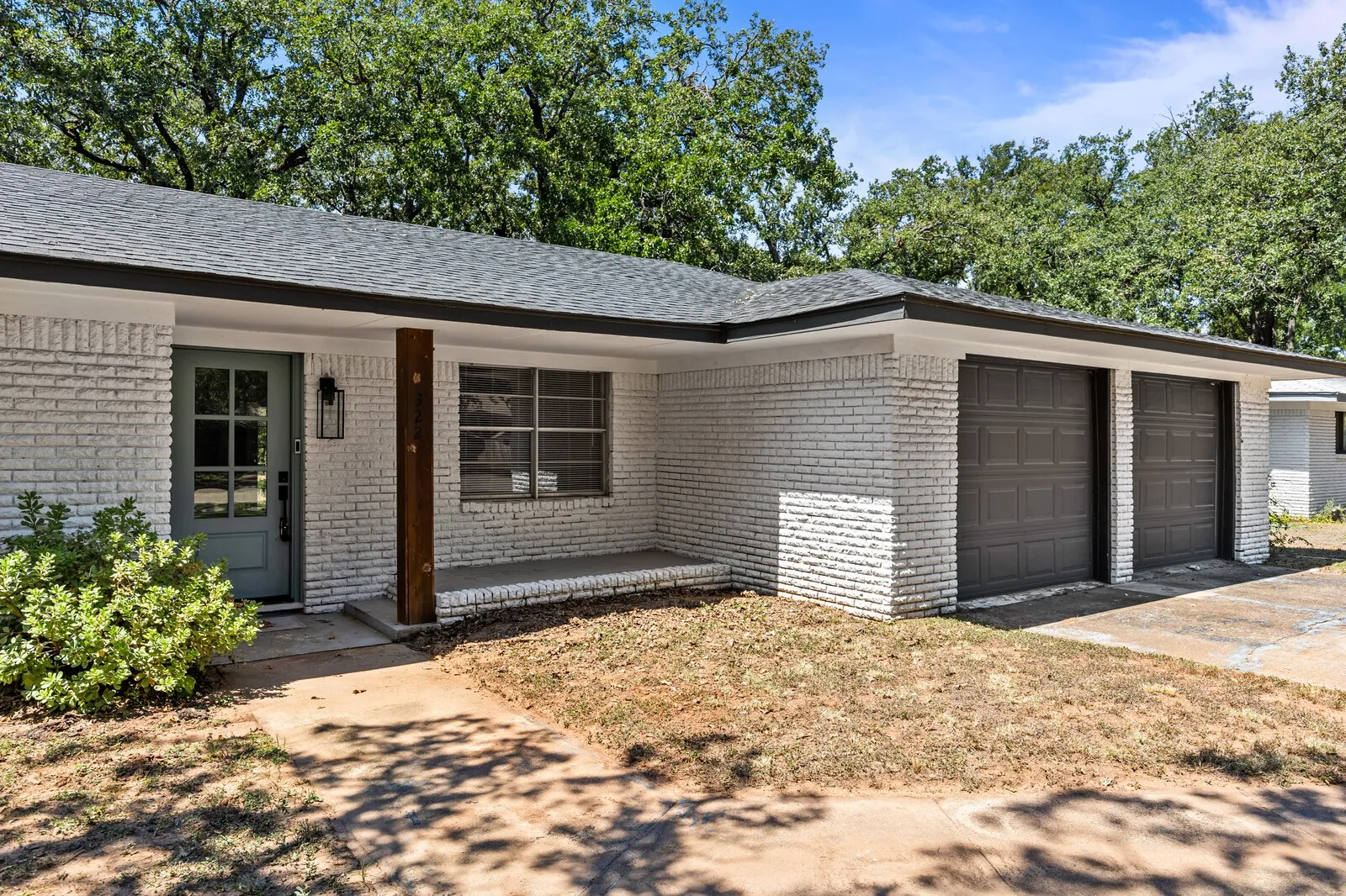 Single Family Residence For Sale in Mc Lennan County , 322 S BARBARA, Lacy Lakeview, Texas 76705, 3 Bedrooms, 2 Bathrooms, 2 Garage spaces, 1,292 Sqft, built in 1961, Price $246,900, mls#21148440, Real Estate Agent in Lacy Lakeview, Homes For Sale in Mc Lennan county, Homes For Sale in Lacy Lakeview, Realtor in Lacy Lakeview Texas, Real Estate Brokerage Independent Realty Texas, Luminita Cordes Realtor