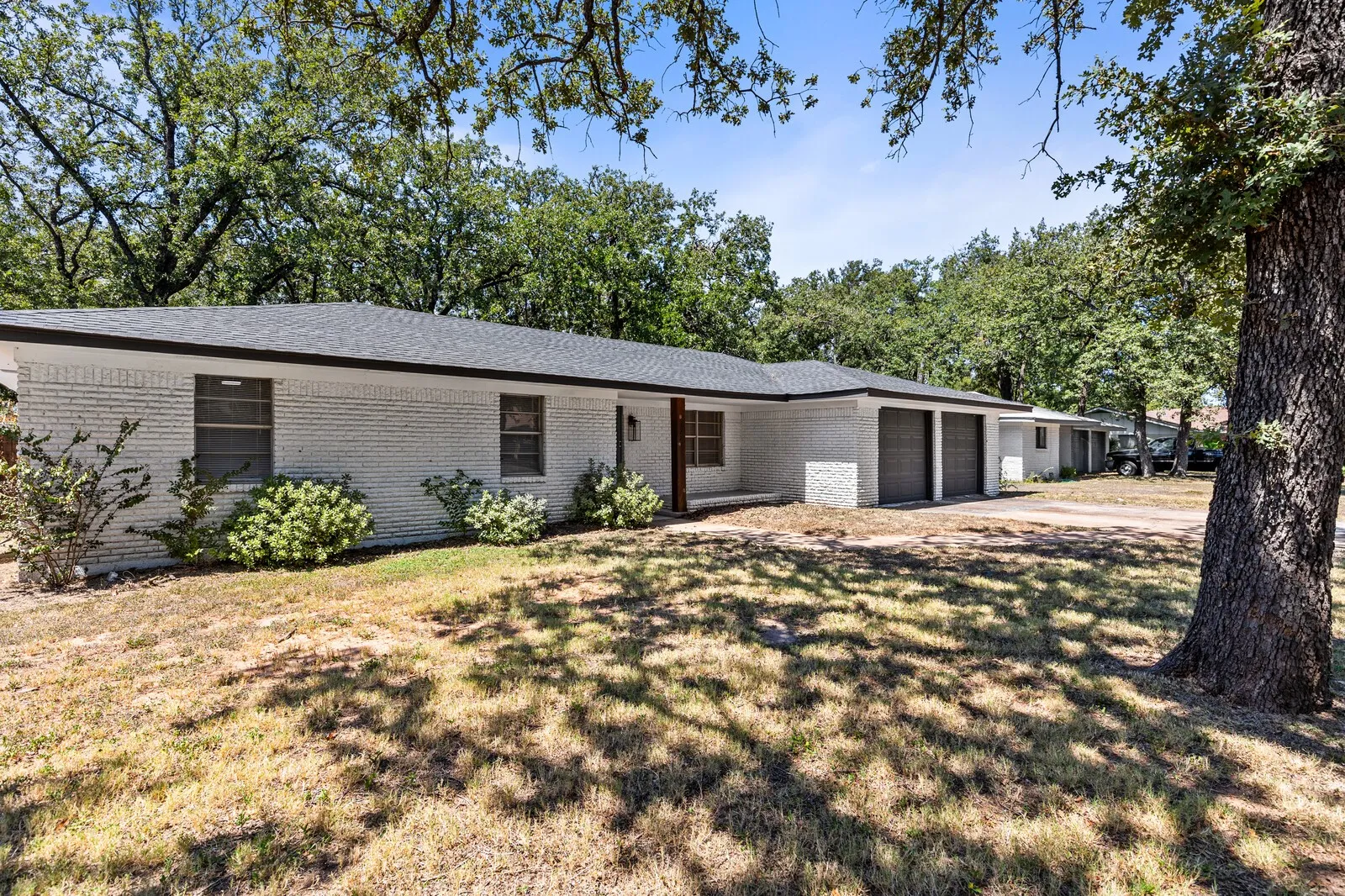 Single Family Residence For Sale in Mc Lennan County , 322 S BARBARA, Lacy Lakeview, Texas 76705, 3 Bedrooms, 2 Bathrooms, 2 Garage spaces, 1,292 Sqft, built in 1961, Price $246,900, mls#21148440, Real Estate Agent in Lacy Lakeview, Homes For Sale in Mc Lennan county, Homes For Sale in Lacy Lakeview, Realtor in Lacy Lakeview Texas, Real Estate Brokerage Independent Realty Texas, Luminita Cordes Realtor