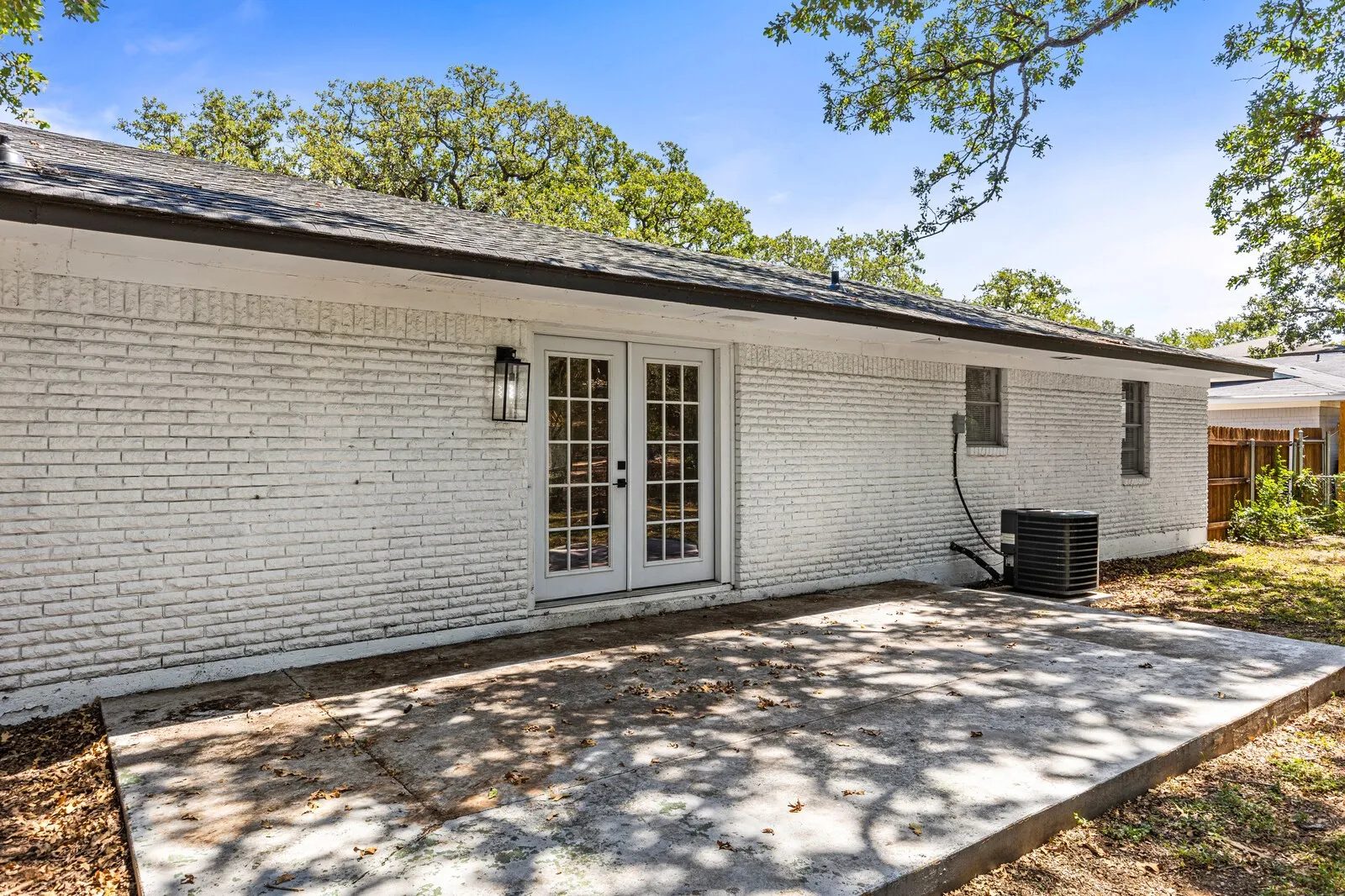 Single Family Residence For Sale in Mc Lennan County , 322 S BARBARA, Lacy Lakeview, Texas 76705, 3 Bedrooms, 2 Bathrooms, 2 Garage spaces, 1,292 Sqft, built in 1961, Price $246,900, mls#21148440, Real Estate Agent in Lacy Lakeview, Homes For Sale in Mc Lennan county, Homes For Sale in Lacy Lakeview, Realtor in Lacy Lakeview Texas, Real Estate Brokerage Independent Realty Texas, Luminita Cordes Realtor