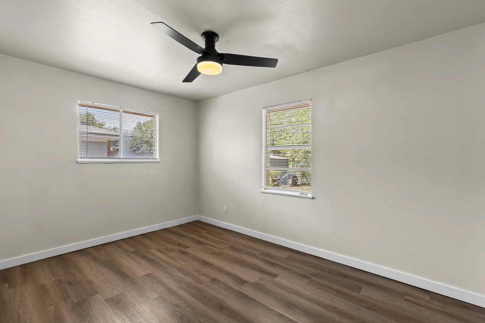 Single Family Residence For Sale in Mc Lennan County , 322 S BARBARA, Lacy Lakeview, Texas 76705, 3 Bedrooms, 2 Bathrooms, 2 Garage spaces, 1,292 Sqft, built in 1961, Price $246,900, mls#21148440, Real Estate Agent in Lacy Lakeview, Homes For Sale in Mc Lennan county, Homes For Sale in Lacy Lakeview, Realtor in Lacy Lakeview Texas, Real Estate Brokerage Independent Realty Texas, Luminita Cordes Realtor