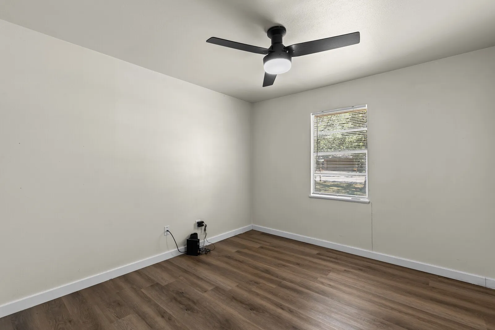 Single Family Residence For Sale in Mc Lennan County , 322 S BARBARA, Lacy Lakeview, Texas 76705, 3 Bedrooms, 2 Bathrooms, 2 Garage spaces, 1,292 Sqft, built in 1961, Price $246,900, mls#21148440, Real Estate Agent in Lacy Lakeview, Homes For Sale in Mc Lennan county, Homes For Sale in Lacy Lakeview, Realtor in Lacy Lakeview Texas, Real Estate Brokerage Independent Realty Texas, Luminita Cordes Realtor