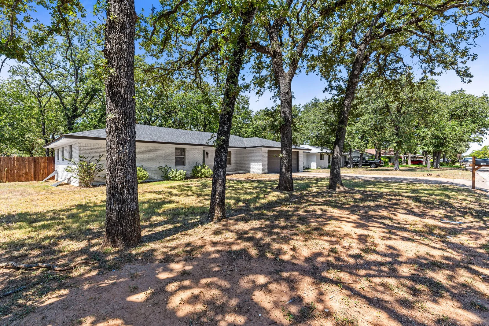 Single Family Residence For Sale in Mc Lennan County , 322 S BARBARA, Lacy Lakeview, Texas 76705, 3 Bedrooms, 2 Bathrooms, 2 Garage spaces, 1,292 Sqft, built in 1961, Price $246,900, mls#21148440, Real Estate Agent in Lacy Lakeview, Homes For Sale in Mc Lennan county, Homes For Sale in Lacy Lakeview, Realtor in Lacy Lakeview Texas, Real Estate Brokerage Independent Realty Texas, Luminita Cordes Realtor
