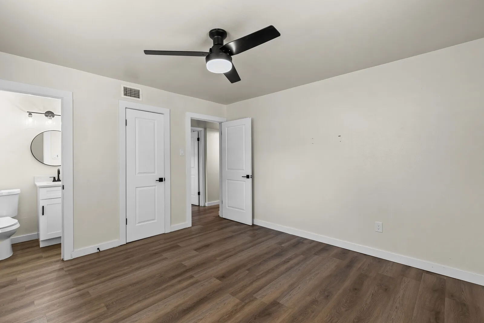 Single Family Residence For Sale in Mc Lennan County , 322 S BARBARA, Lacy Lakeview, Texas 76705, 3 Bedrooms, 2 Bathrooms, 2 Garage spaces, 1,292 Sqft, built in 1961, Price $246,900, mls#21148440, Real Estate Agent in Lacy Lakeview, Homes For Sale in Mc Lennan county, Homes For Sale in Lacy Lakeview, Realtor in Lacy Lakeview Texas, Real Estate Brokerage Independent Realty Texas, Luminita Cordes Realtor