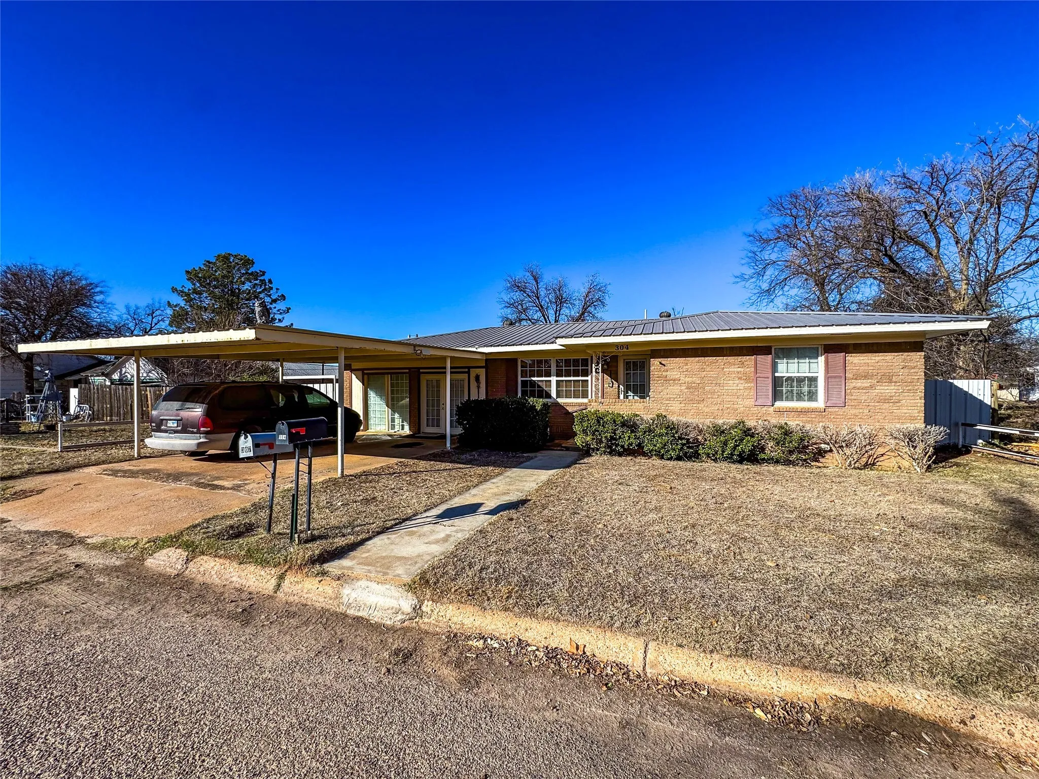 Single Family Residence For Sale in Knox County , 304 SE 2nd Street, Knox City, Texas 79529, 3 Bedroom, 2 Bathroom, Garage spaces, 1,679 Sqft, built in 1970, Preowned, mls#21146422, Real Estate Agent in Knox City, Homes For Sale in Knox county, Homes For Sale in Knox City, Realtor in Knox City Texas, Real Estate Brokerage Independent Realty Texas, Luminita Cordes Realtor