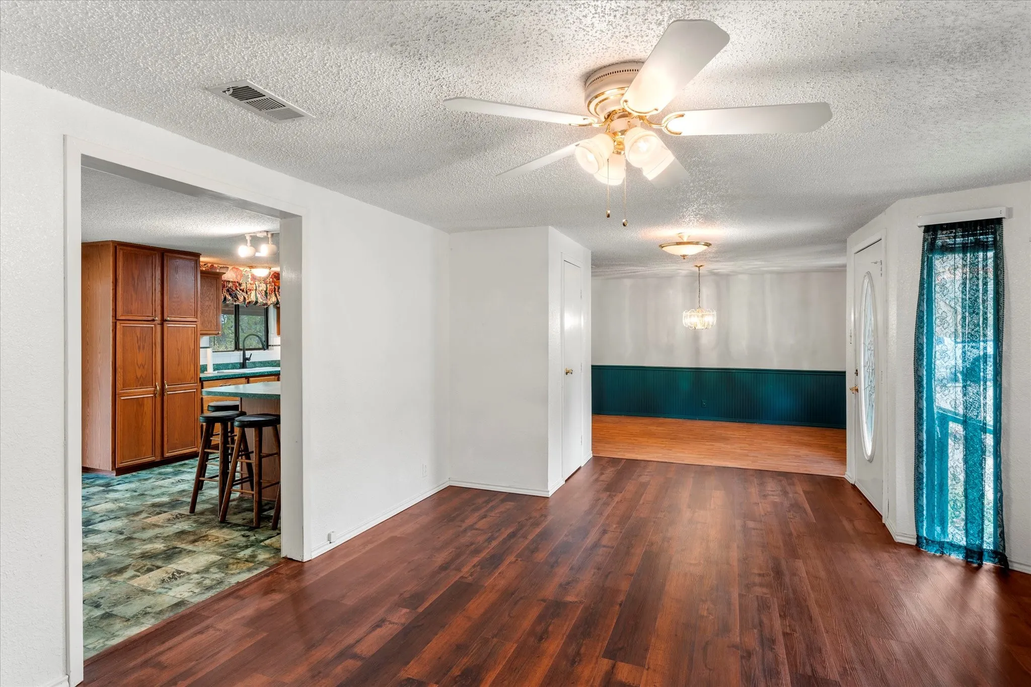 Single Family Residence For Rent in Henderson County , 602 Legendary Lane, Gun Barrel City, Texas 75156, 3 Bedroom, 2 Bathroom, Garage spaces, 1,452 Sqft, built in 1975, Price $1,600, mls#21145940, Real Estate Agent in Gun Barrel City, Homes For Rent in Henderson county, Homes For Rent in Gun Barrel City, Realtor in Gun Barrel City Texas, Real Estate Brokerage Independent Realty Texas, Luminita Cordes Realtor