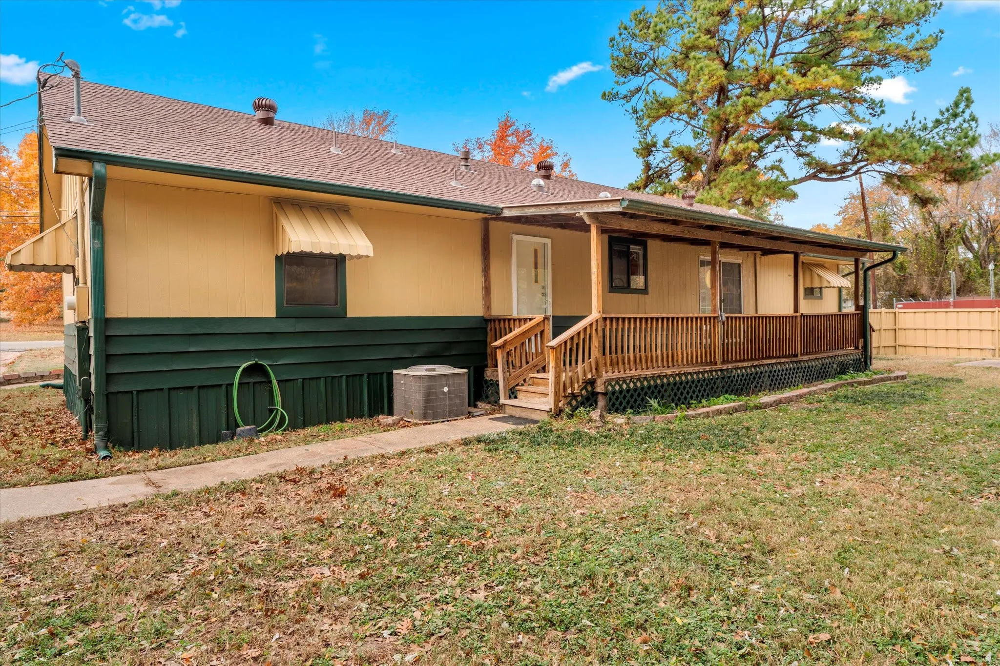 Single Family Residence For Rent in Henderson County , 602 Legendary Lane, Gun Barrel City, Texas 75156, 3 Bedroom, 2 Bathroom, Garage spaces, 1,452 Sqft, built in 1975, Price $1,600, mls#21145940, Real Estate Agent in Gun Barrel City, Homes For Rent in Henderson county, Homes For Rent in Gun Barrel City, Realtor in Gun Barrel City Texas, Real Estate Brokerage Independent Realty Texas, Luminita Cordes Realtor