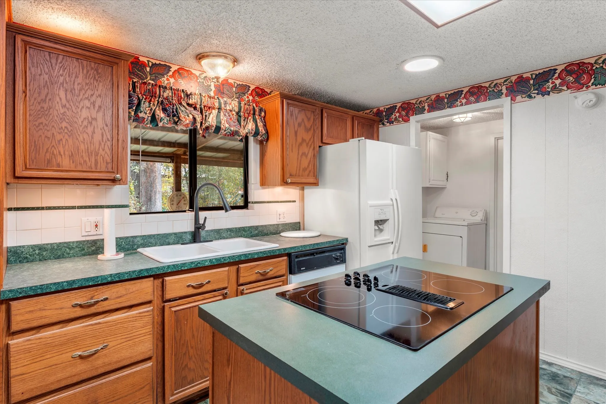 Single Family Residence For Rent in Henderson County , 602 Legendary Lane, Gun Barrel City, Texas 75156, 3 Bedroom, 2 Bathroom, Garage spaces, 1,452 Sqft, built in 1975, Price $1,600, mls#21145940, Real Estate Agent in Gun Barrel City, Homes For Rent in Henderson county, Homes For Rent in Gun Barrel City, Realtor in Gun Barrel City Texas, Real Estate Brokerage Independent Realty Texas, Luminita Cordes Realtor