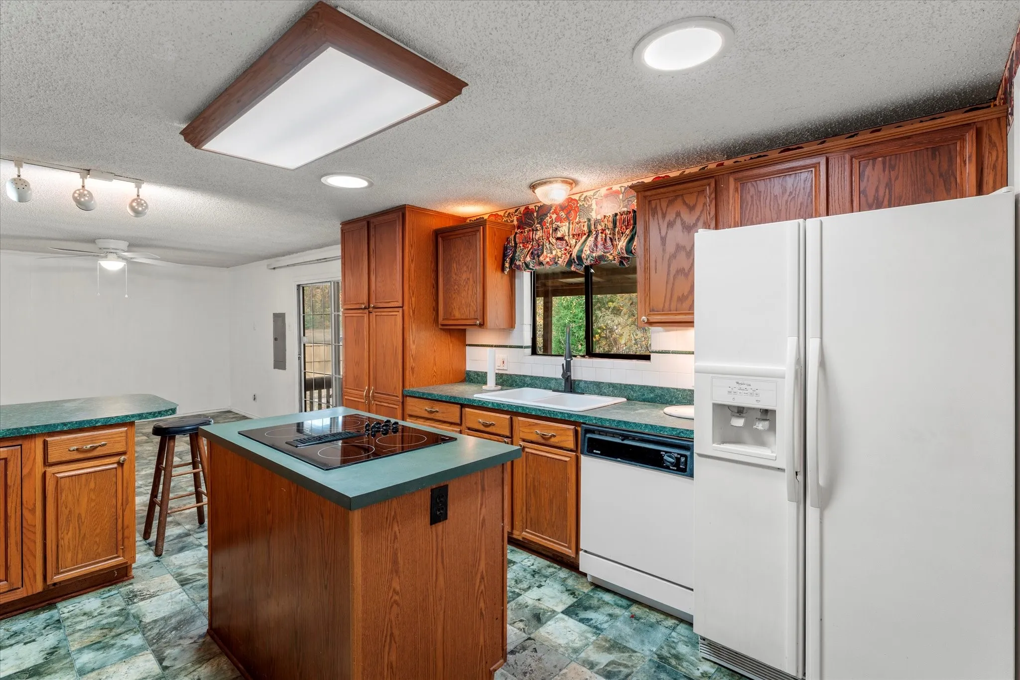 Single Family Residence For Rent in Henderson County , 602 Legendary Lane, Gun Barrel City, Texas 75156, 3 Bedroom, 2 Bathroom, Garage spaces, 1,452 Sqft, built in 1975, Price $1,600, mls#21145940, Real Estate Agent in Gun Barrel City, Homes For Rent in Henderson county, Homes For Rent in Gun Barrel City, Realtor in Gun Barrel City Texas, Real Estate Brokerage Independent Realty Texas, Luminita Cordes Realtor