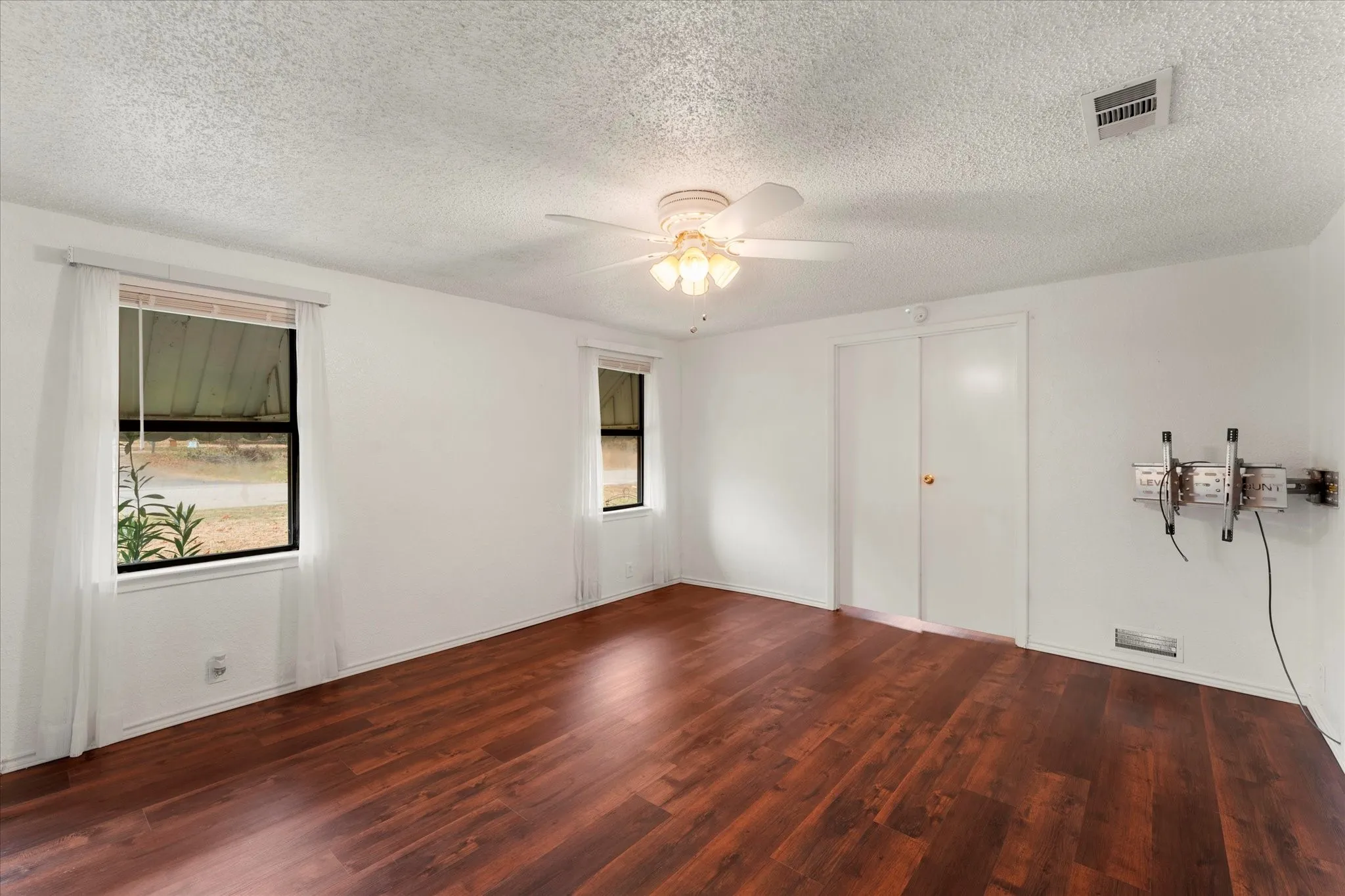 Single Family Residence For Rent in Henderson County , 602 Legendary Lane, Gun Barrel City, Texas 75156, 3 Bedroom, 2 Bathroom, Garage spaces, 1,452 Sqft, built in 1975, Price $1,600, mls#21145940, Real Estate Agent in Gun Barrel City, Homes For Rent in Henderson county, Homes For Rent in Gun Barrel City, Realtor in Gun Barrel City Texas, Real Estate Brokerage Independent Realty Texas, Luminita Cordes Realtor