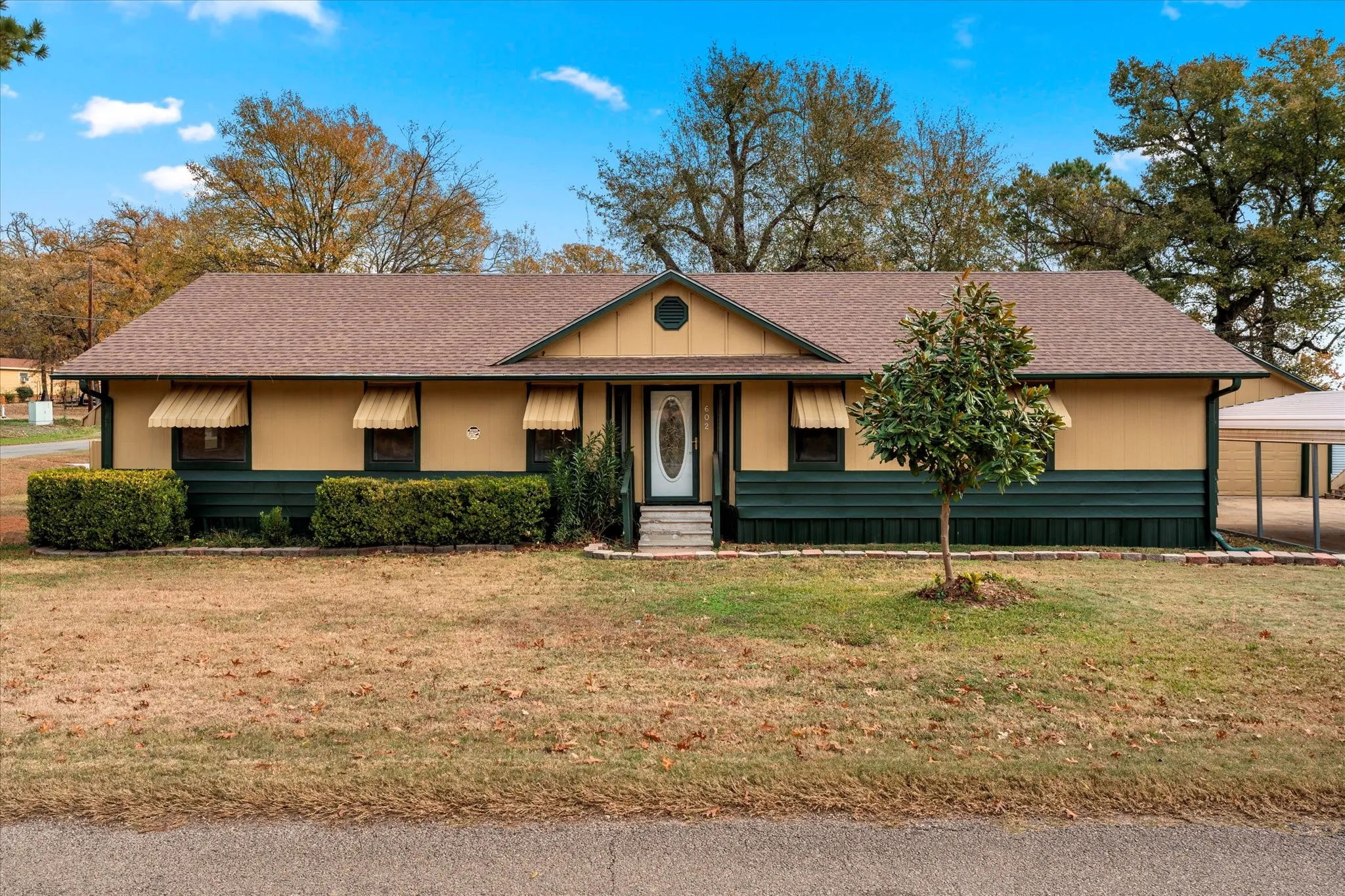 Single Family Residence For Rent in Henderson County , 602 Legendary Lane, Gun Barrel City, Texas 75156, 3 Bedroom, 2 Bathroom, Garage spaces, 1,452 Sqft, built in 1975, Price $1,600, mls#21145940, Real Estate Agent in Gun Barrel City, Homes For Rent in Henderson county, Homes For Rent in Gun Barrel City, Realtor in Gun Barrel City Texas, Real Estate Brokerage Independent Realty Texas, Luminita Cordes Realtor