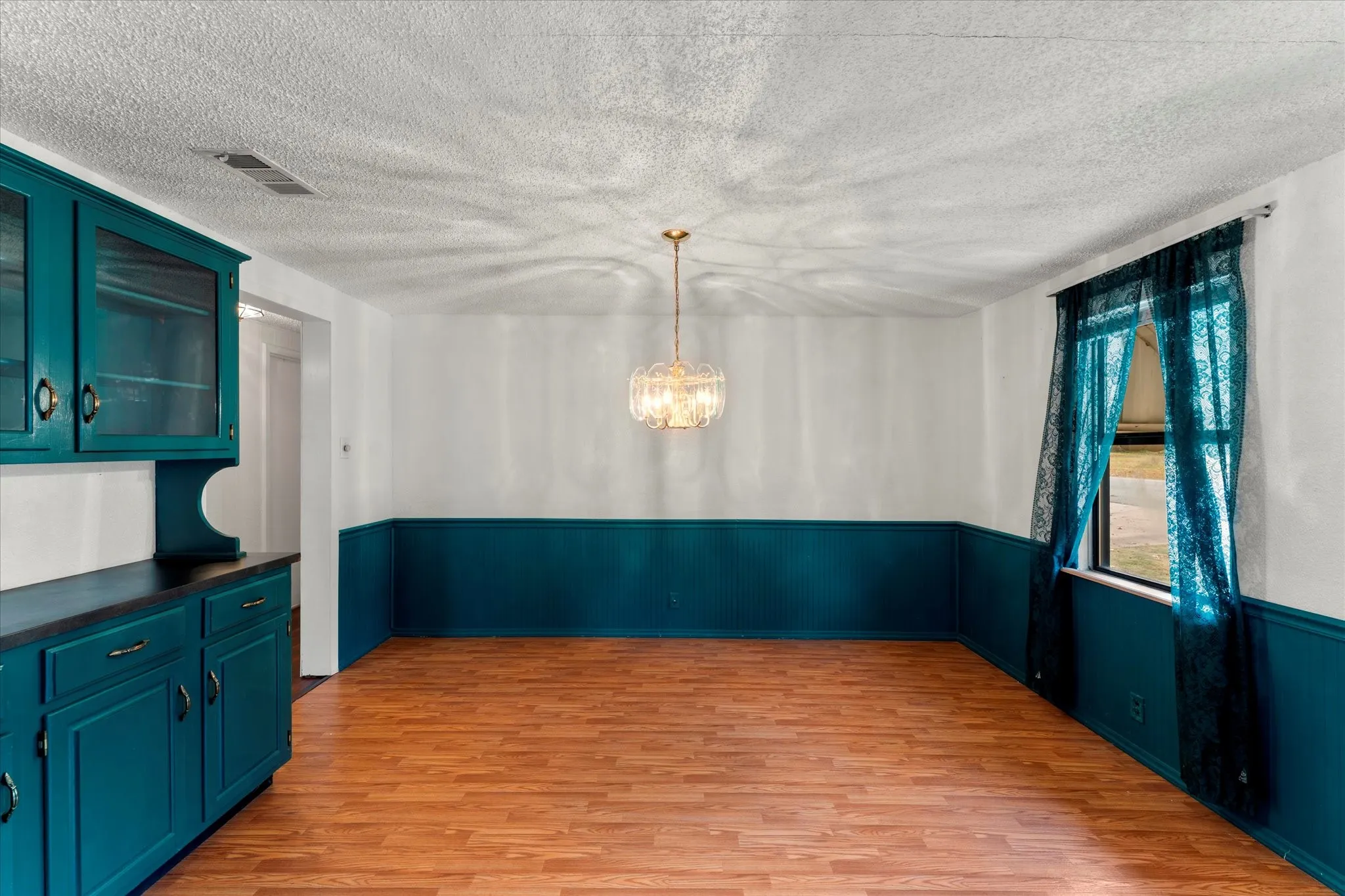Single Family Residence For Rent in Henderson County , 602 Legendary Lane, Gun Barrel City, Texas 75156, 3 Bedroom, 2 Bathroom, Garage spaces, 1,452 Sqft, built in 1975, Price $1,600, mls#21145940, Real Estate Agent in Gun Barrel City, Homes For Rent in Henderson county, Homes For Rent in Gun Barrel City, Realtor in Gun Barrel City Texas, Real Estate Brokerage Independent Realty Texas, Luminita Cordes Realtor
