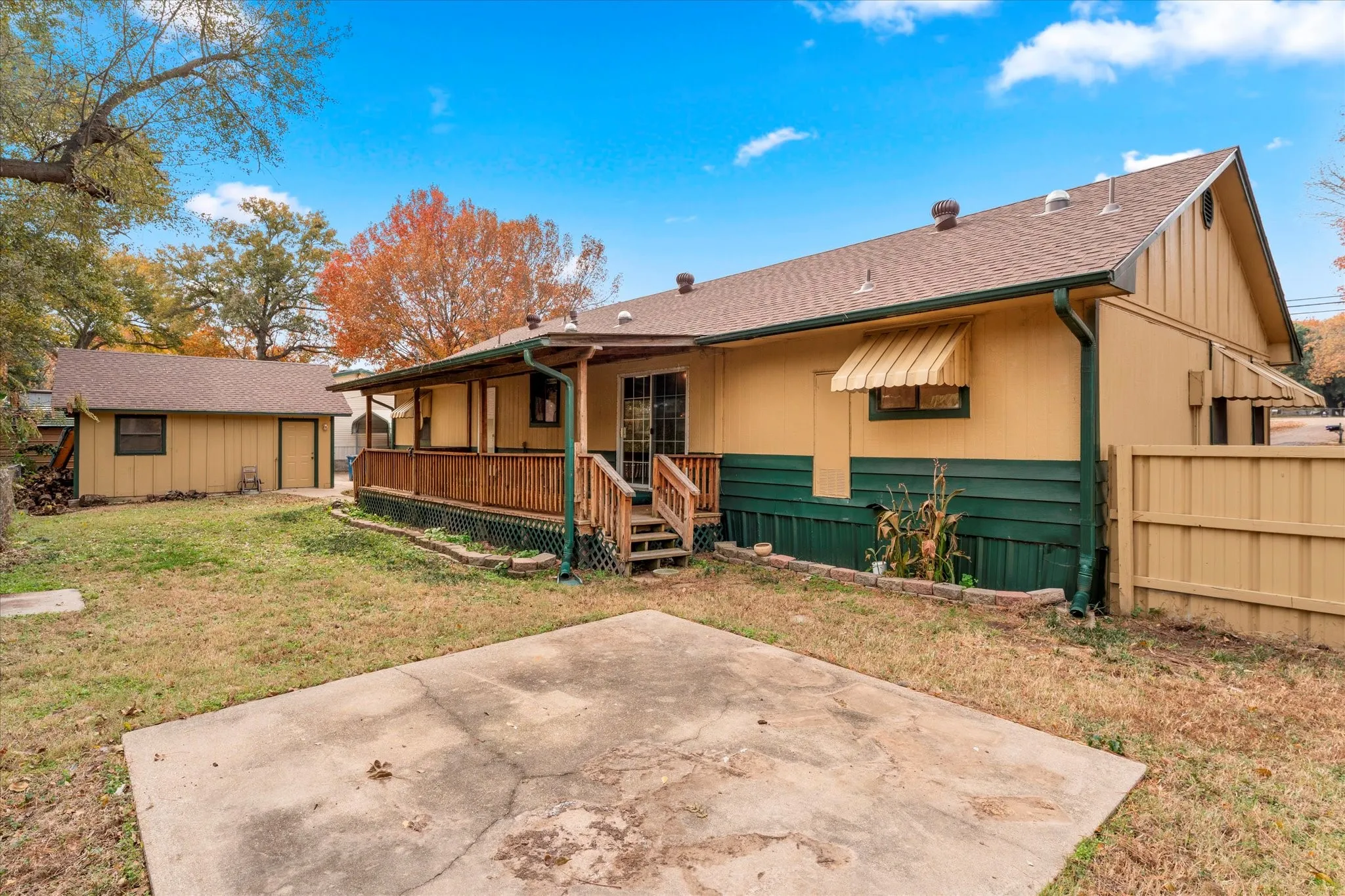 Single Family Residence For Rent in Henderson County , 602 Legendary Lane, Gun Barrel City, Texas 75156, 3 Bedroom, 2 Bathroom, Garage spaces, 1,452 Sqft, built in 1975, Price $1,600, mls#21145940, Real Estate Agent in Gun Barrel City, Homes For Rent in Henderson county, Homes For Rent in Gun Barrel City, Realtor in Gun Barrel City Texas, Real Estate Brokerage Independent Realty Texas, Luminita Cordes Realtor