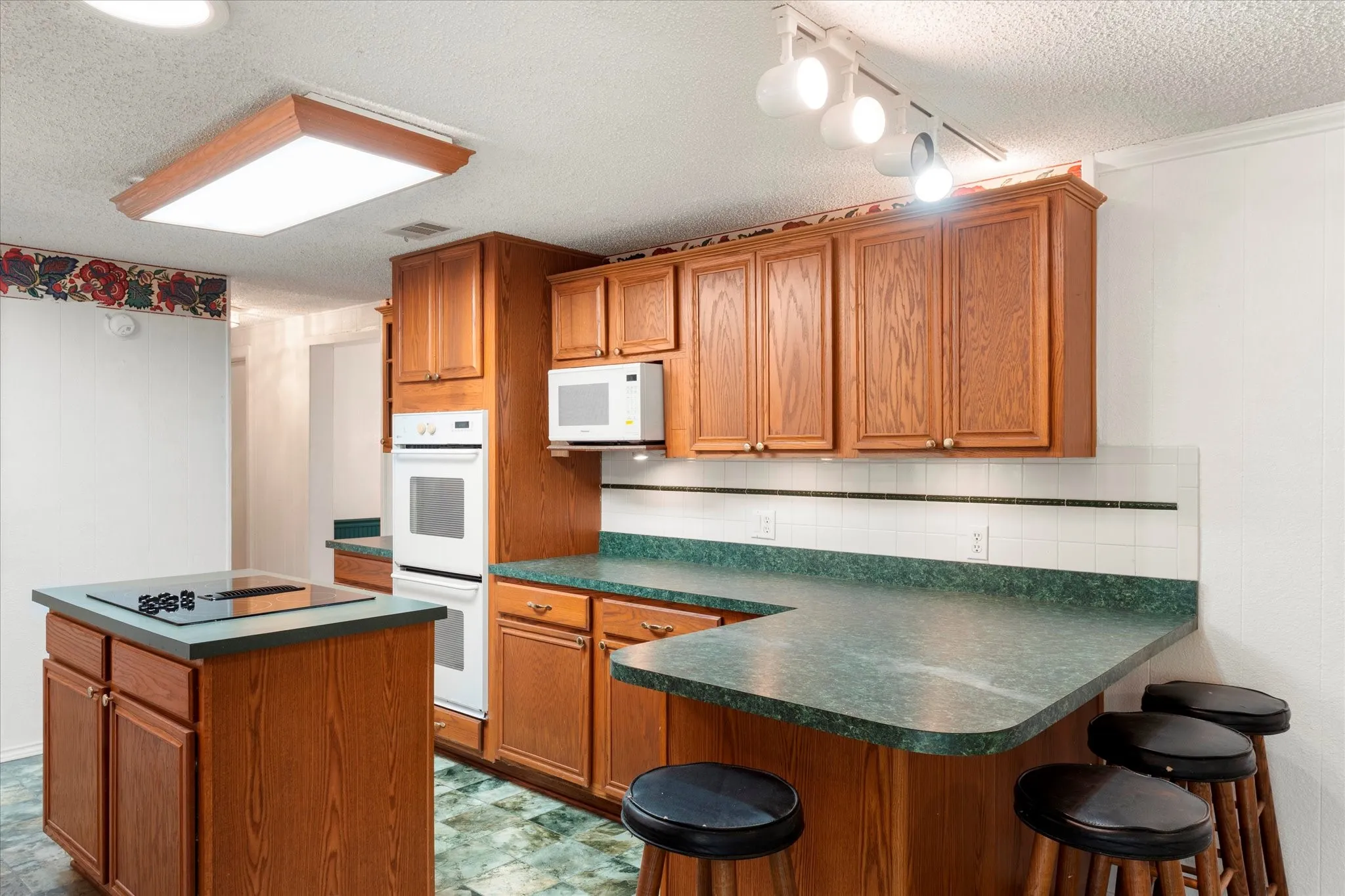 Single Family Residence For Rent in Henderson County , 602 Legendary Lane, Gun Barrel City, Texas 75156, 3 Bedroom, 2 Bathroom, Garage spaces, 1,452 Sqft, built in 1975, Price $1,600, mls#21145940, Real Estate Agent in Gun Barrel City, Homes For Rent in Henderson county, Homes For Rent in Gun Barrel City, Realtor in Gun Barrel City Texas, Real Estate Brokerage Independent Realty Texas, Luminita Cordes Realtor