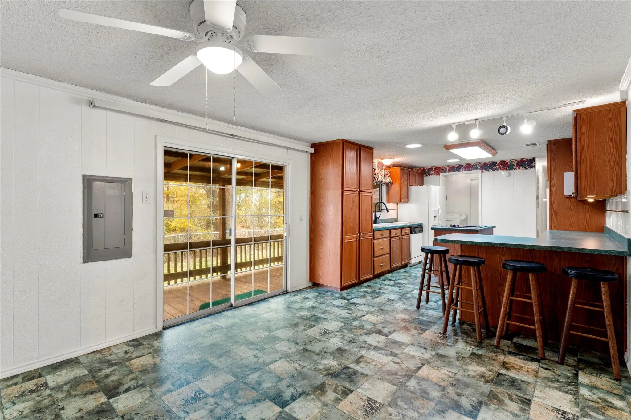 Single Family Residence For Rent in Henderson County , 602 Legendary Lane, Gun Barrel City, Texas 75156, 3 Bedroom, 2 Bathroom, Garage spaces, 1,452 Sqft, built in 1975, Price $1,600, mls#21145940, Real Estate Agent in Gun Barrel City, Homes For Rent in Henderson county, Homes For Rent in Gun Barrel City, Realtor in Gun Barrel City Texas, Real Estate Brokerage Independent Realty Texas, Luminita Cordes Realtor