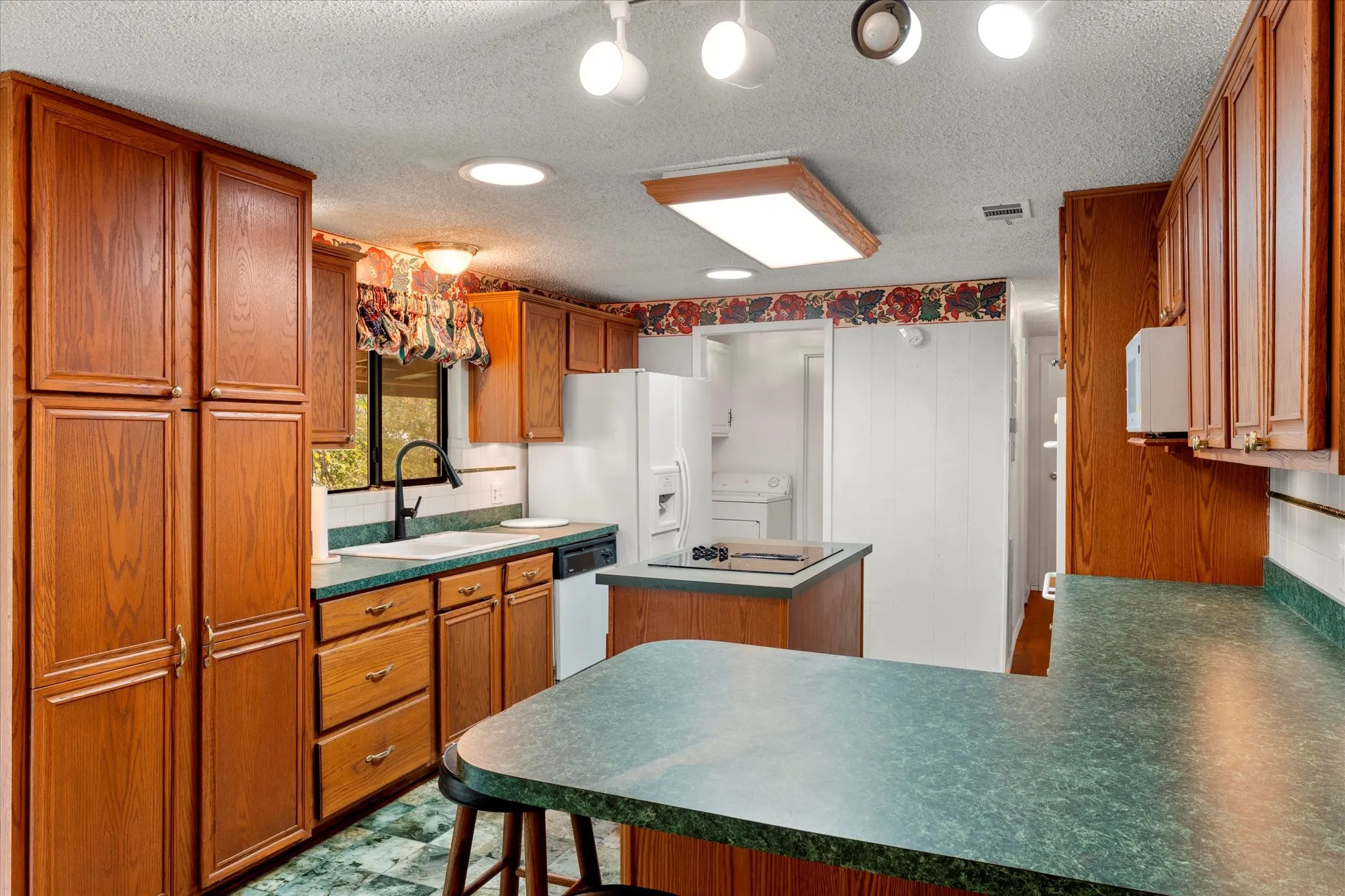 Single Family Residence For Rent in Henderson County , 602 Legendary Lane, Gun Barrel City, Texas 75156, 3 Bedroom, 2 Bathroom, Garage spaces, 1,452 Sqft, built in 1975, Price $1,600, mls#21145940, Real Estate Agent in Gun Barrel City, Homes For Rent in Henderson county, Homes For Rent in Gun Barrel City, Realtor in Gun Barrel City Texas, Real Estate Brokerage Independent Realty Texas, Luminita Cordes Realtor