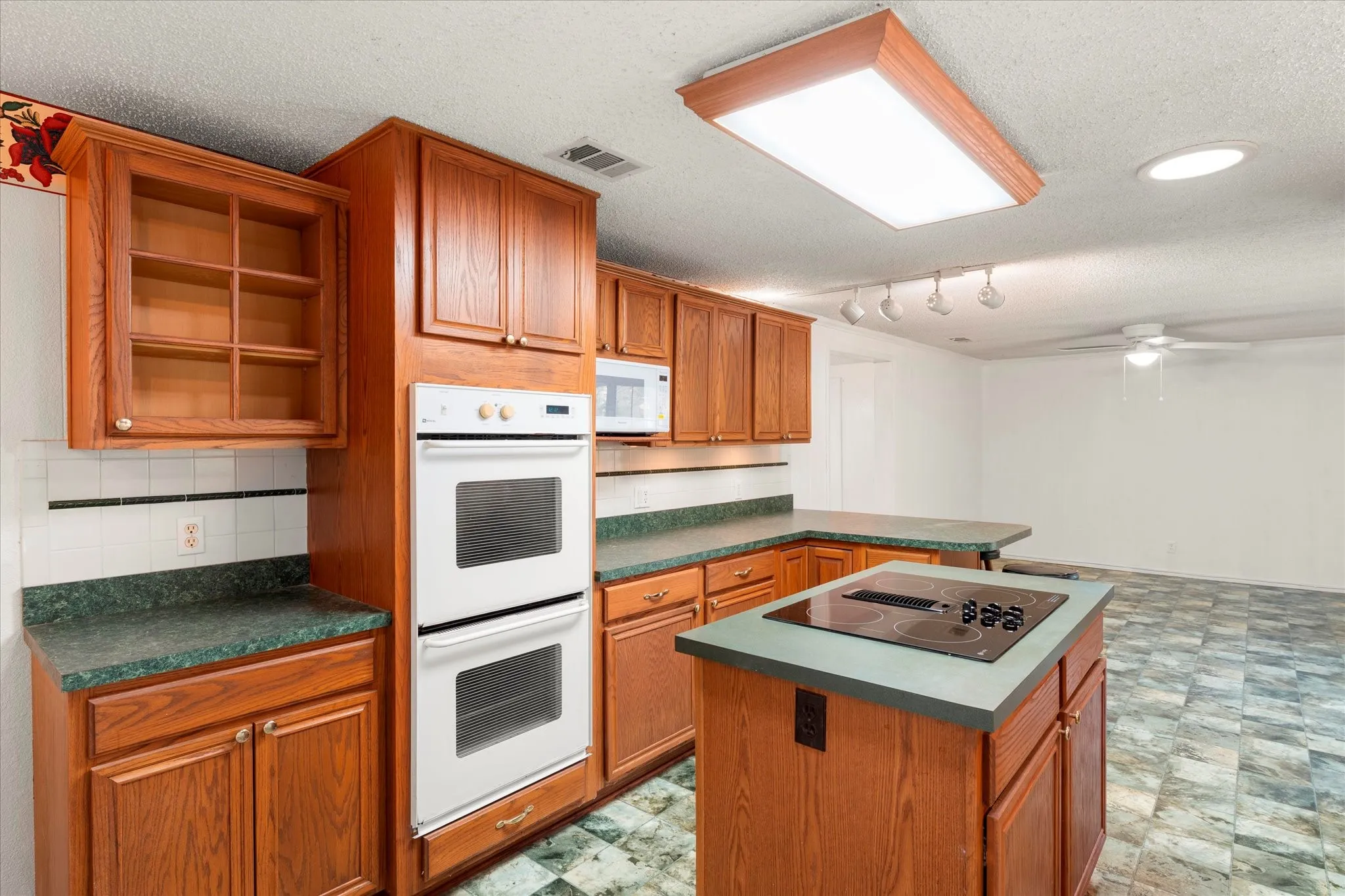 Single Family Residence For Rent in Henderson County , 602 Legendary Lane, Gun Barrel City, Texas 75156, 3 Bedroom, 2 Bathroom, Garage spaces, 1,452 Sqft, built in 1975, Price $1,600, mls#21145940, Real Estate Agent in Gun Barrel City, Homes For Rent in Henderson county, Homes For Rent in Gun Barrel City, Realtor in Gun Barrel City Texas, Real Estate Brokerage Independent Realty Texas, Luminita Cordes Realtor