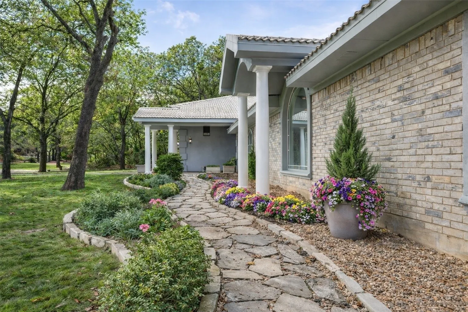 Single Family Residence For Sale in Grayson County , 2525 Canyon Creek Drive, Sherman, Texas 75092, 7 Bedroom, 6 Bathroom, 4 Garage spaces, 4,798 Sqft, built in 1977, Preowned, mls#21147827, Real Estate Agent in Sherman, Homes For Sale in Grayson county, Homes For Sale in Sherman, Realtor in Sherman Texas, Real Estate Brokerage Independent Realty Texas, Luminita Cordes Realtor