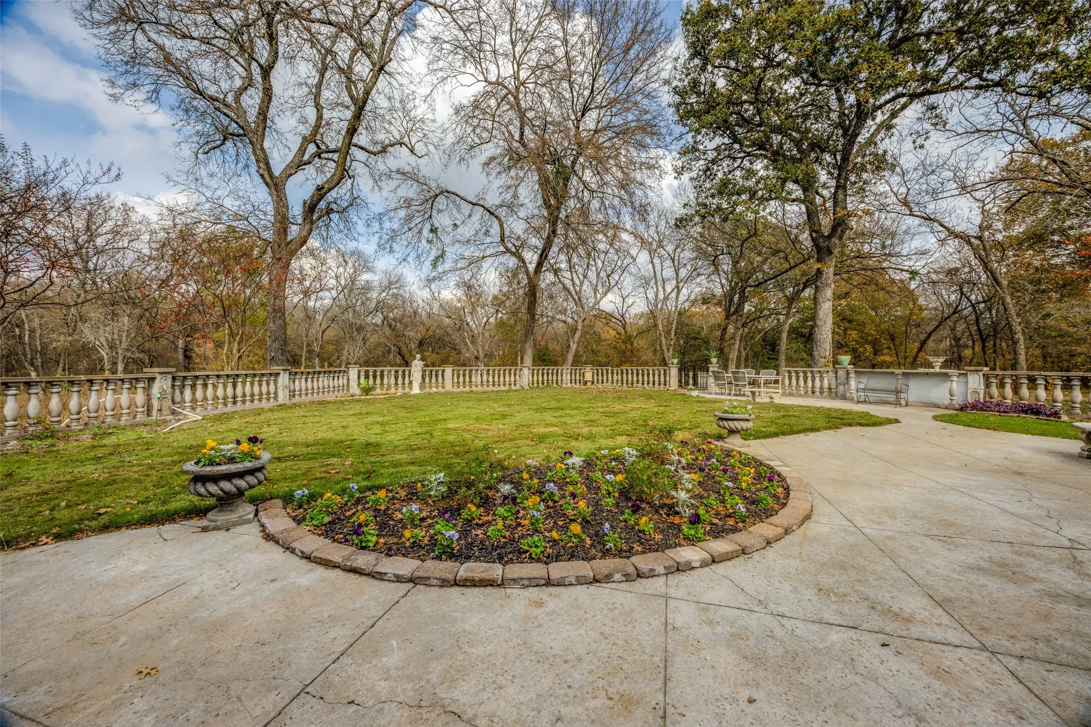 Single Family Residence For Sale in Grayson County , 2525 Canyon Creek Drive, Sherman, Texas 75092, 7 Bedroom, 6 Bathroom, 4 Garage spaces, 4,798 Sqft, built in 1977, Preowned, mls#21147827, Real Estate Agent in Sherman, Homes For Sale in Grayson county, Homes For Sale in Sherman, Realtor in Sherman Texas, Real Estate Brokerage Independent Realty Texas, Luminita Cordes Realtor