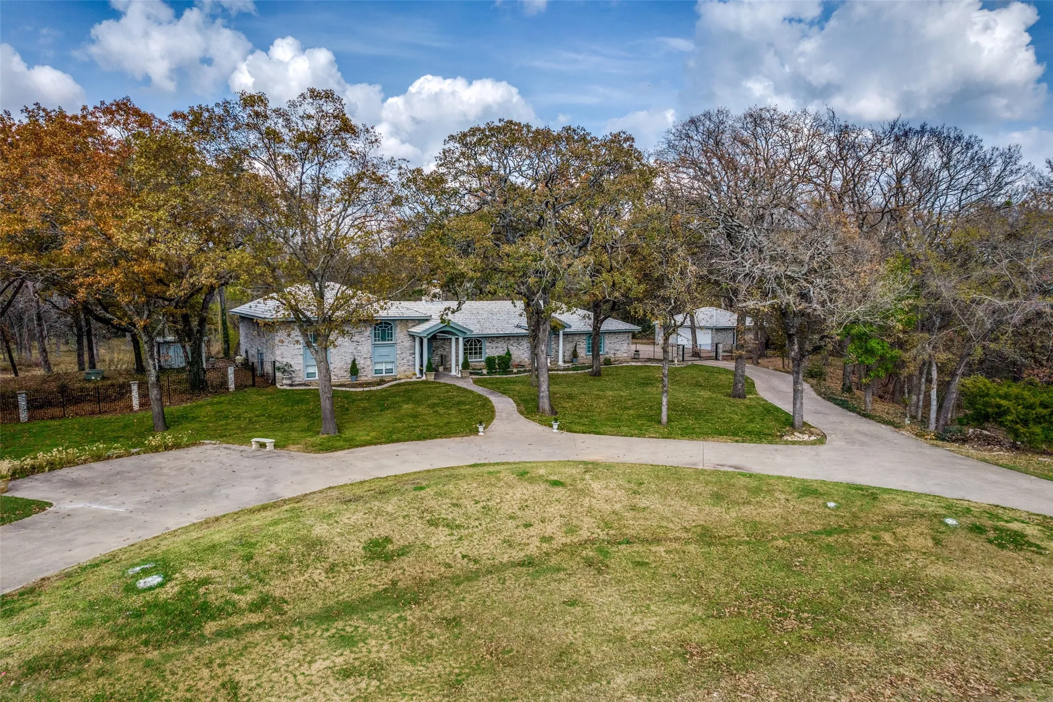 Single Family Residence For Sale in Grayson County , 2525 Canyon Creek Drive, Sherman, Texas 75092, 7 Bedroom, 6 Bathroom, 4 Garage spaces, 4,798 Sqft, built in 1977, Preowned, mls#21147827, Real Estate Agent in Sherman, Homes For Sale in Grayson county, Homes For Sale in Sherman, Realtor in Sherman Texas, Real Estate Brokerage Independent Realty Texas, Luminita Cordes Realtor