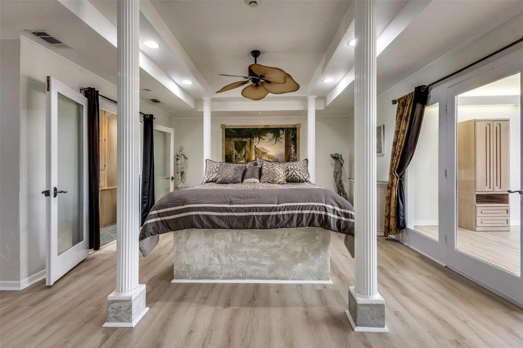 Single Family Residence For Sale in Grayson County , 2525 Canyon Creek Drive, Sherman, Texas 75092, 7 Bedroom, 6 Bathroom, 4 Garage spaces, 4,798 Sqft, built in 1977, Preowned, mls#21147827, Real Estate Agent in Sherman, Homes For Sale in Grayson county, Homes For Sale in Sherman, Realtor in Sherman Texas, Real Estate Brokerage Independent Realty Texas, Luminita Cordes Realtor