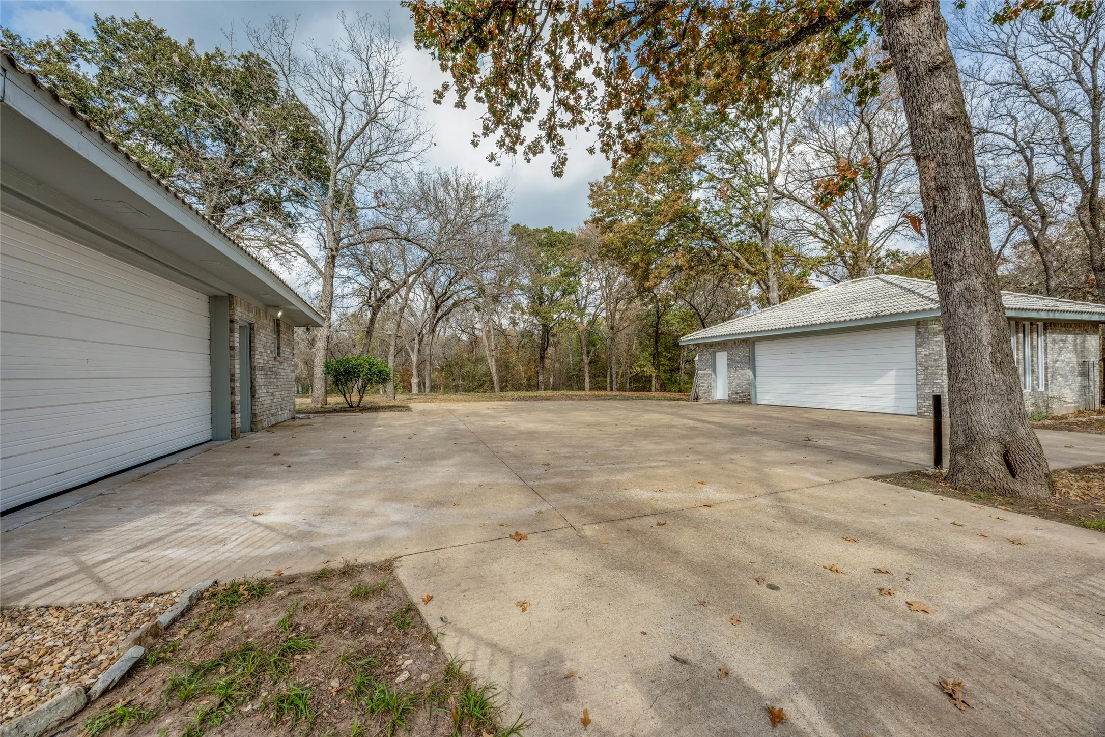 Single Family Residence For Sale in Grayson County , 2525 Canyon Creek Drive, Sherman, Texas 75092, 7 Bedroom, 6 Bathroom, 4 Garage spaces, 4,798 Sqft, built in 1977, Preowned, mls#21147827, Real Estate Agent in Sherman, Homes For Sale in Grayson county, Homes For Sale in Sherman, Realtor in Sherman Texas, Real Estate Brokerage Independent Realty Texas, Luminita Cordes Realtor