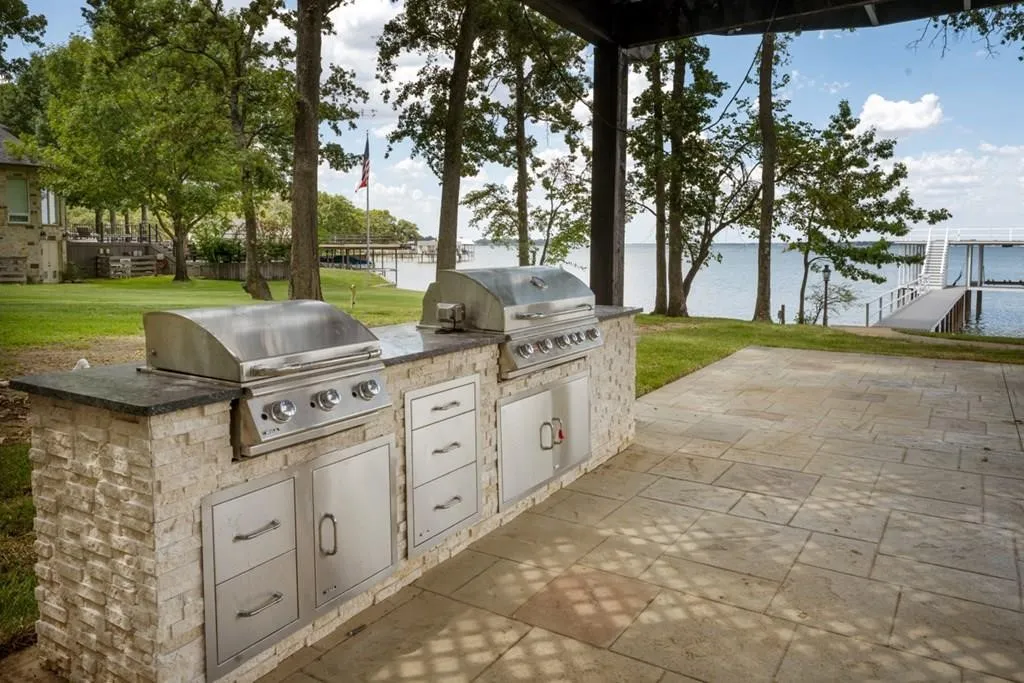 Single Family Residence For Sale in Henderson County , 106 Brentwood Drive, Trinidad, Texas 75163, 5 Bedroom, 7 Bathroom, 4 Garage spaces, 8,325 Sqft, built in 1993, Preowned, mls#21148258, Real Estate Agent in Trinidad, Homes For Sale in Henderson county, Homes For Sale in Trinidad, Realtor in Trinidad Texas, Real Estate Brokerage Independent Realty Texas, Luminita Cordes Realtor