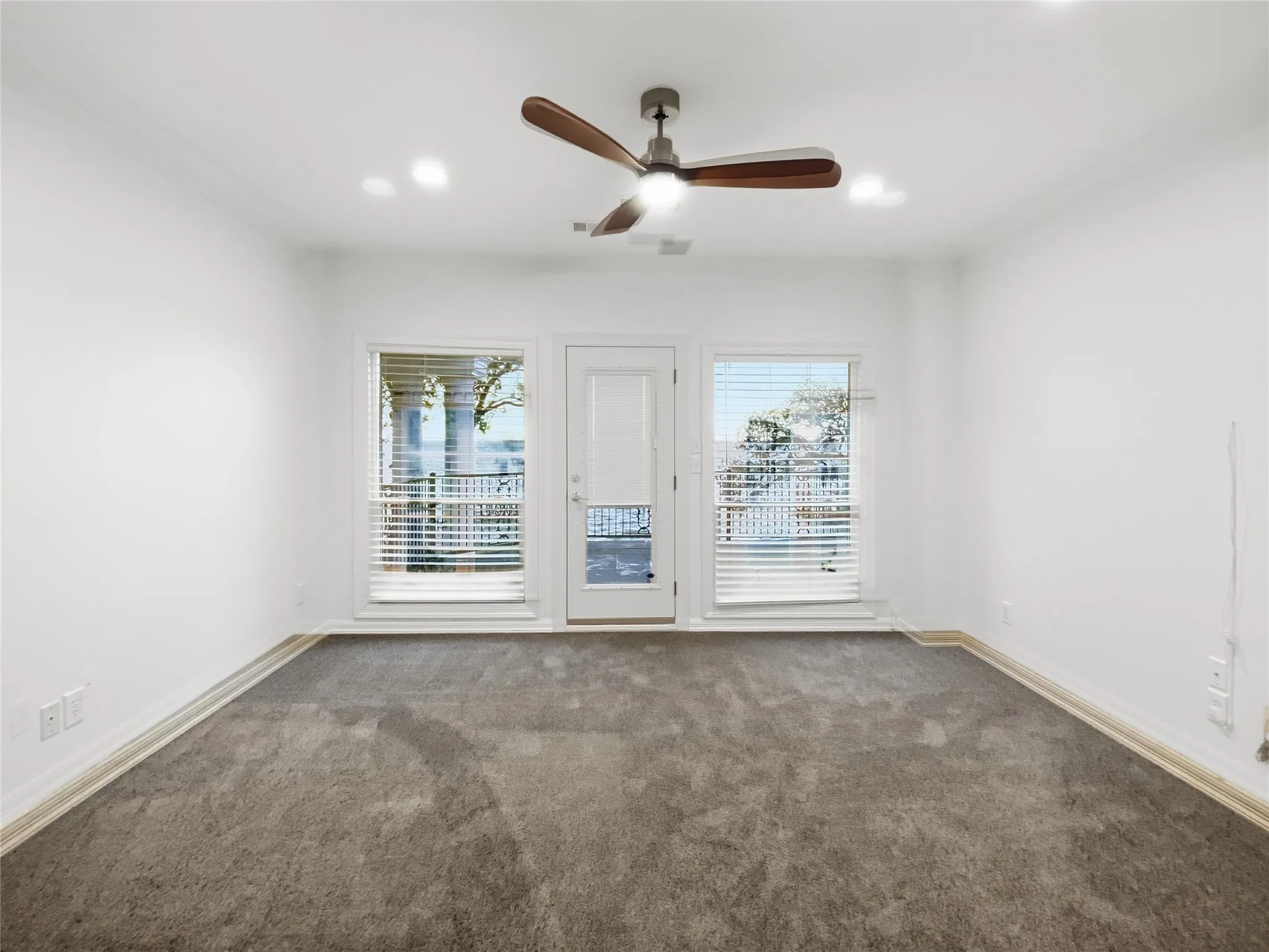 Single Family Residence For Sale in Henderson County , 106 Brentwood Drive, Trinidad, Texas 75163, 5 Bedroom, 7 Bathroom, 4 Garage spaces, 8,325 Sqft, built in 1993, Preowned, mls#21148258, Real Estate Agent in Trinidad, Homes For Sale in Henderson county, Homes For Sale in Trinidad, Realtor in Trinidad Texas, Real Estate Brokerage Independent Realty Texas, Luminita Cordes Realtor