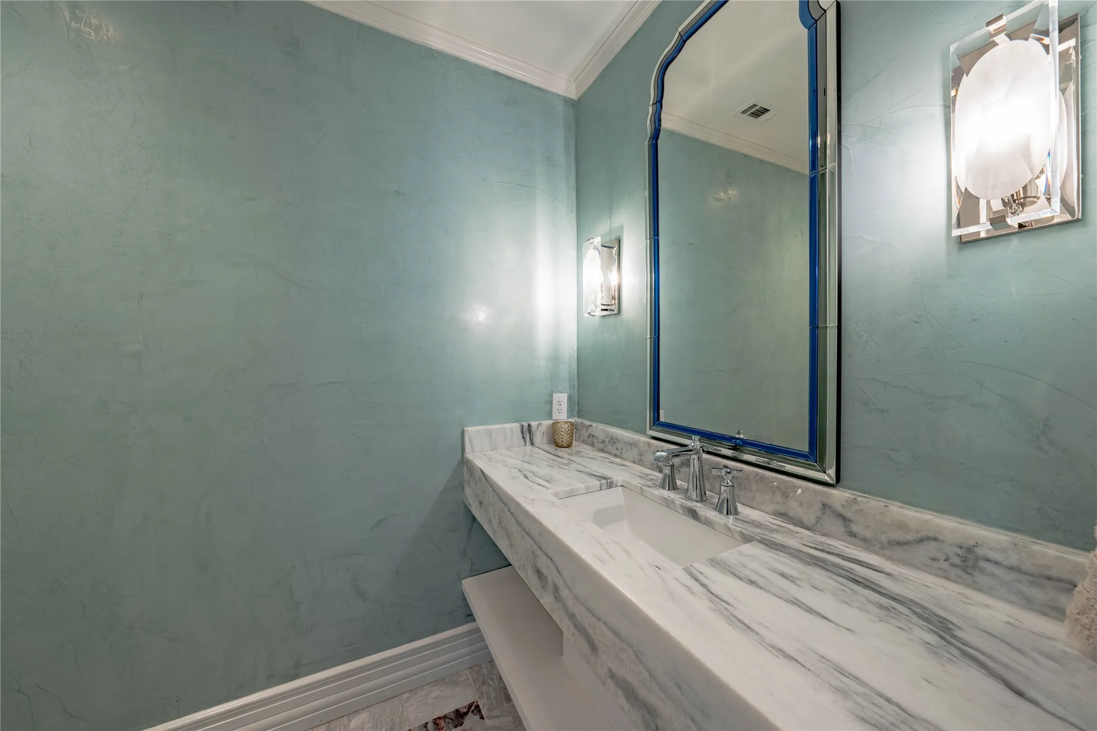 Single Family Residence For Sale in Henderson County , 106 Brentwood Drive, Trinidad, Texas 75163, 5 Bedroom, 7 Bathroom, 4 Garage spaces, 8,325 Sqft, built in 1993, Preowned, mls#21148258, Real Estate Agent in Trinidad, Homes For Sale in Henderson county, Homes For Sale in Trinidad, Realtor in Trinidad Texas, Real Estate Brokerage Independent Realty Texas, Luminita Cordes Realtor