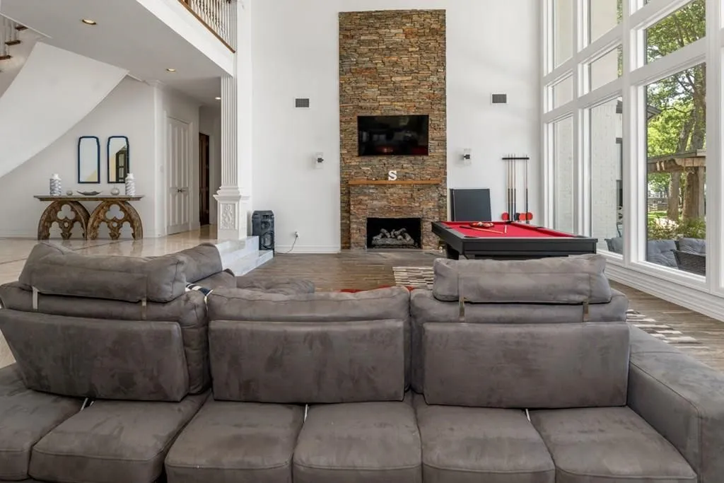 Single Family Residence For Sale in Henderson County , 106 Brentwood Drive, Trinidad, Texas 75163, 5 Bedroom, 7 Bathroom, 4 Garage spaces, 8,325 Sqft, built in 1993, Preowned, mls#21148258, Real Estate Agent in Trinidad, Homes For Sale in Henderson county, Homes For Sale in Trinidad, Realtor in Trinidad Texas, Real Estate Brokerage Independent Realty Texas, Luminita Cordes Realtor