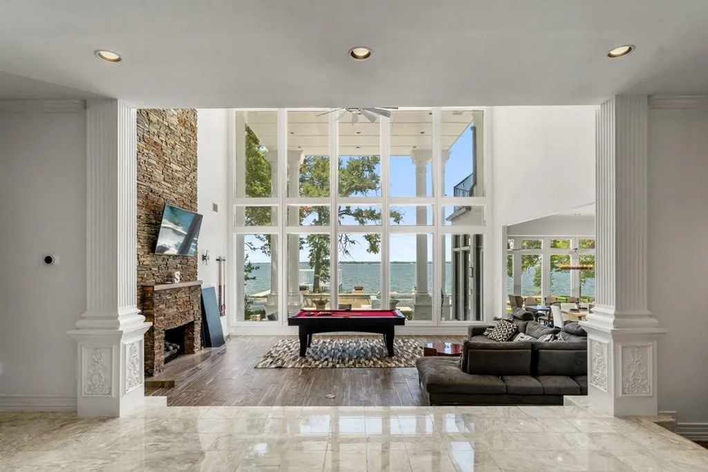 Single Family Residence For Sale in Henderson County , 106 Brentwood Drive, Trinidad, Texas 75163, 5 Bedroom, 7 Bathroom, 4 Garage spaces, 8,325 Sqft, built in 1993, Preowned, mls#21148258, Real Estate Agent in Trinidad, Homes For Sale in Henderson county, Homes For Sale in Trinidad, Realtor in Trinidad Texas, Real Estate Brokerage Independent Realty Texas, Luminita Cordes Realtor