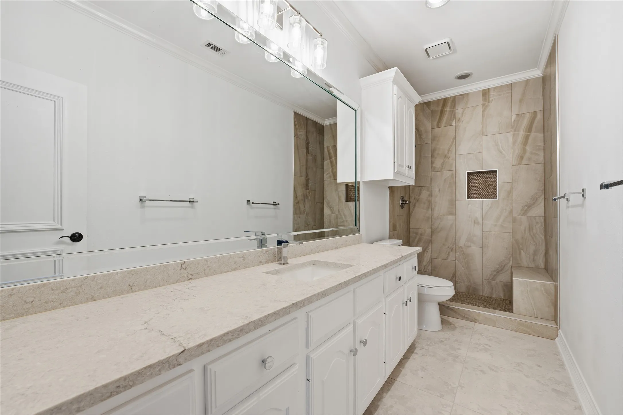 Single Family Residence For Sale in Henderson County , 106 Brentwood Drive, Trinidad, Texas 75163, 5 Bedroom, 7 Bathroom, 4 Garage spaces, 8,325 Sqft, built in 1993, Preowned, mls#21148258, Real Estate Agent in Trinidad, Homes For Sale in Henderson county, Homes For Sale in Trinidad, Realtor in Trinidad Texas, Real Estate Brokerage Independent Realty Texas, Luminita Cordes Realtor
