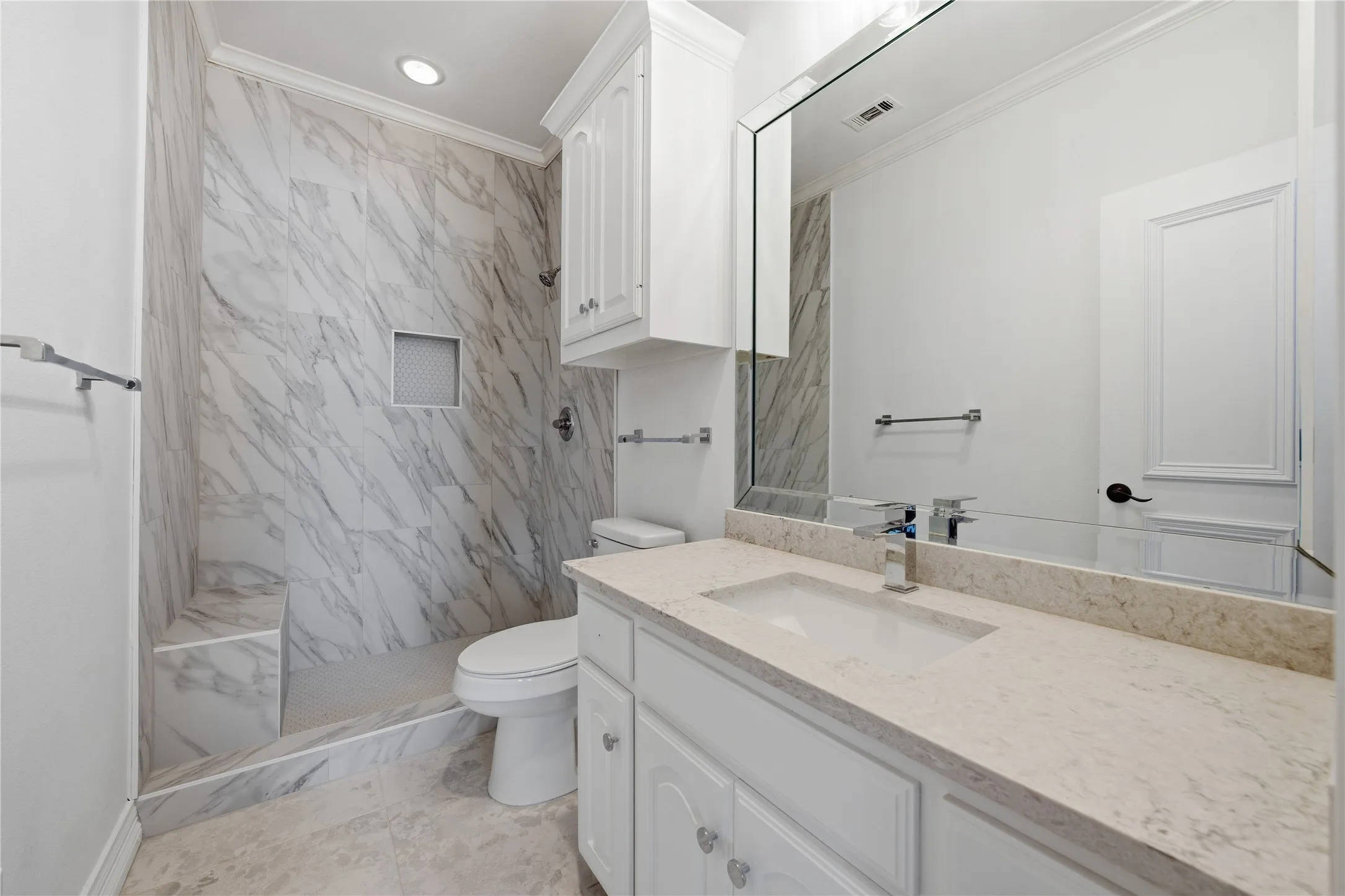 Single Family Residence For Sale in Henderson County , 106 Brentwood Drive, Trinidad, Texas 75163, 5 Bedroom, 7 Bathroom, 4 Garage spaces, 8,325 Sqft, built in 1993, Preowned, mls#21148258, Real Estate Agent in Trinidad, Homes For Sale in Henderson county, Homes For Sale in Trinidad, Realtor in Trinidad Texas, Real Estate Brokerage Independent Realty Texas, Luminita Cordes Realtor