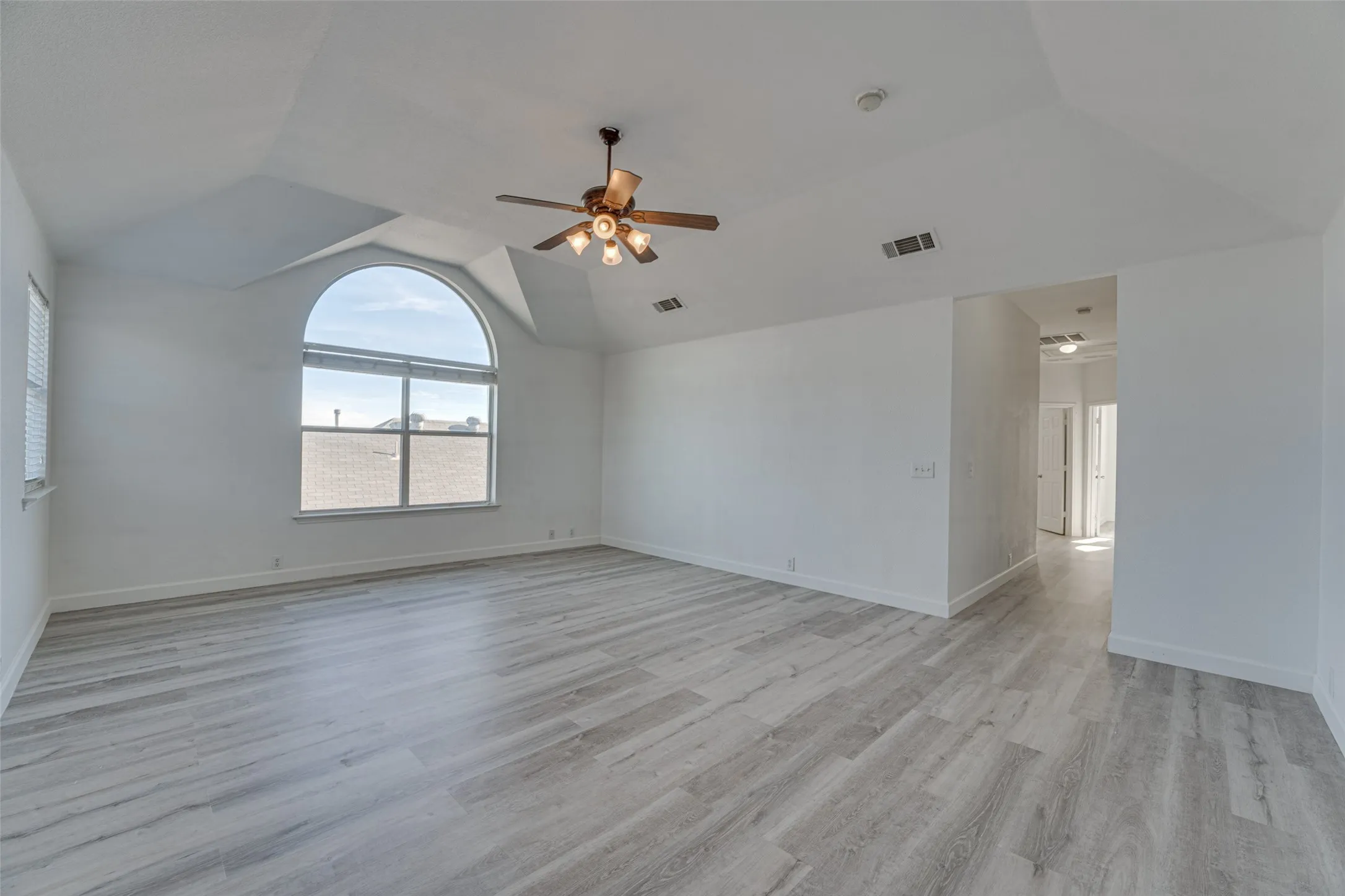 Single Family Residence For Sale in Rockwall County , 558 Presidio Drive, Rockwall, Texas 75087, 4 Bedroom, 3 Bathroom, 2 Garage spaces, 2,842 Sqft, built in 2007, mls#21147821, Real Estate Agent in Rockwall, Homes For Sale in Rockwall county, Homes For Sale in Rockwall, Realtor in Rockwall Texas, Real Estate Brokerage Independent Realty Texas, Luminita Cordes Realtor