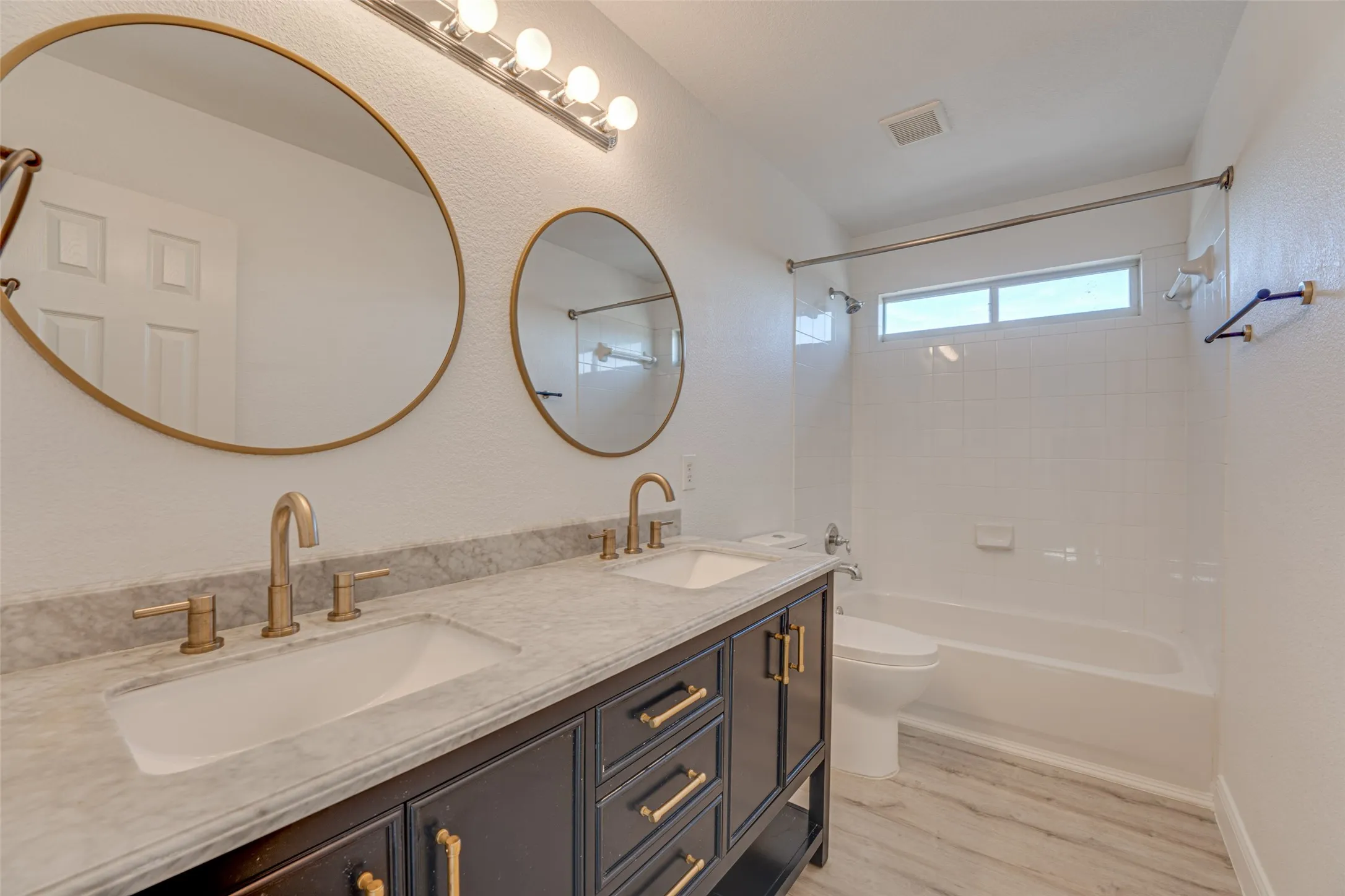 Single Family Residence For Sale in Rockwall County , 558 Presidio Drive, Rockwall, Texas 75087, 4 Bedroom, 3 Bathroom, 2 Garage spaces, 2,842 Sqft, built in 2007, mls#21147821, Real Estate Agent in Rockwall, Homes For Sale in Rockwall county, Homes For Sale in Rockwall, Realtor in Rockwall Texas, Real Estate Brokerage Independent Realty Texas, Luminita Cordes Realtor