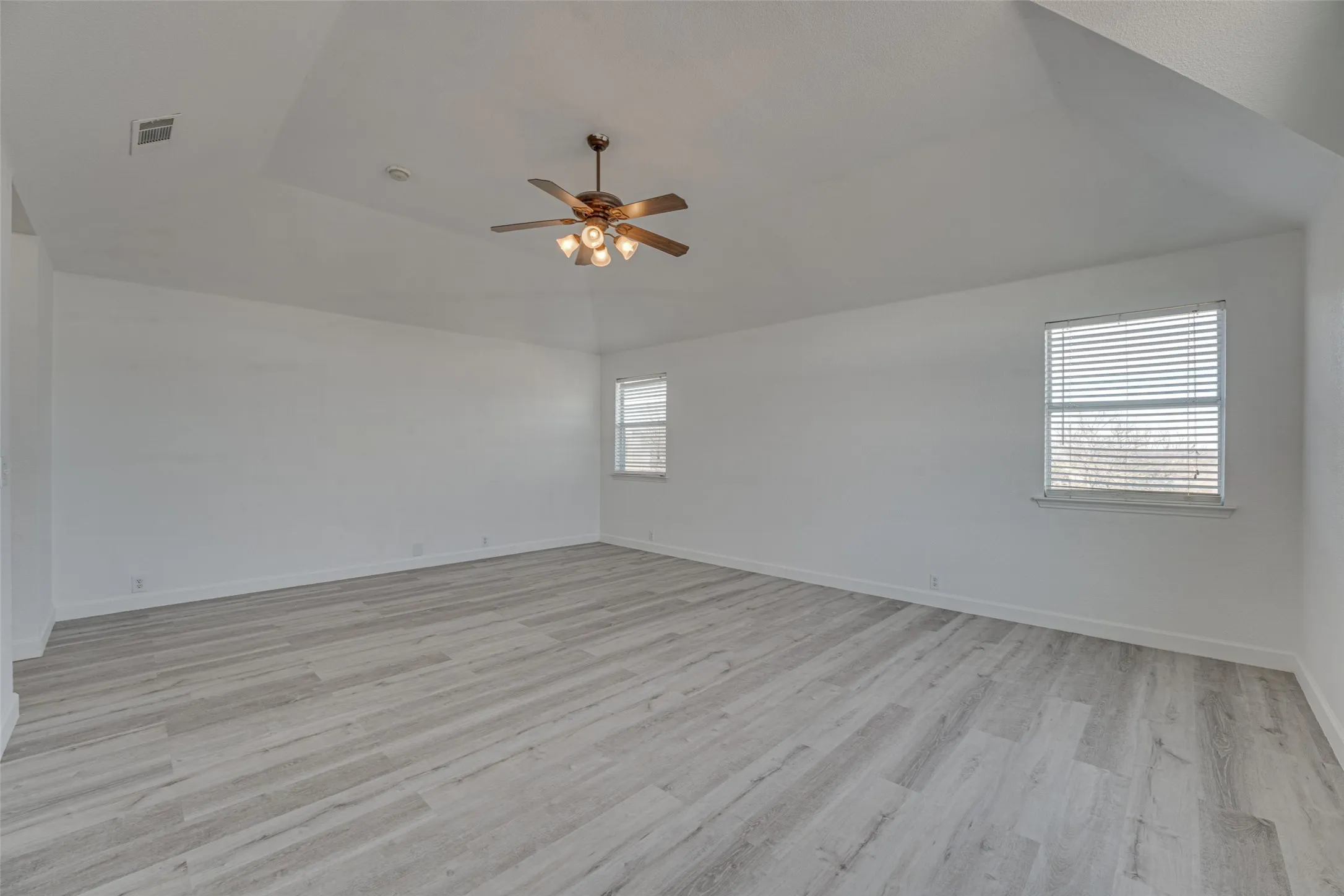 Single Family Residence For Sale in Rockwall County , 558 Presidio Drive, Rockwall, Texas 75087, 4 Bedroom, 3 Bathroom, 2 Garage spaces, 2,842 Sqft, built in 2007, mls#21147821, Real Estate Agent in Rockwall, Homes For Sale in Rockwall county, Homes For Sale in Rockwall, Realtor in Rockwall Texas, Real Estate Brokerage Independent Realty Texas, Luminita Cordes Realtor