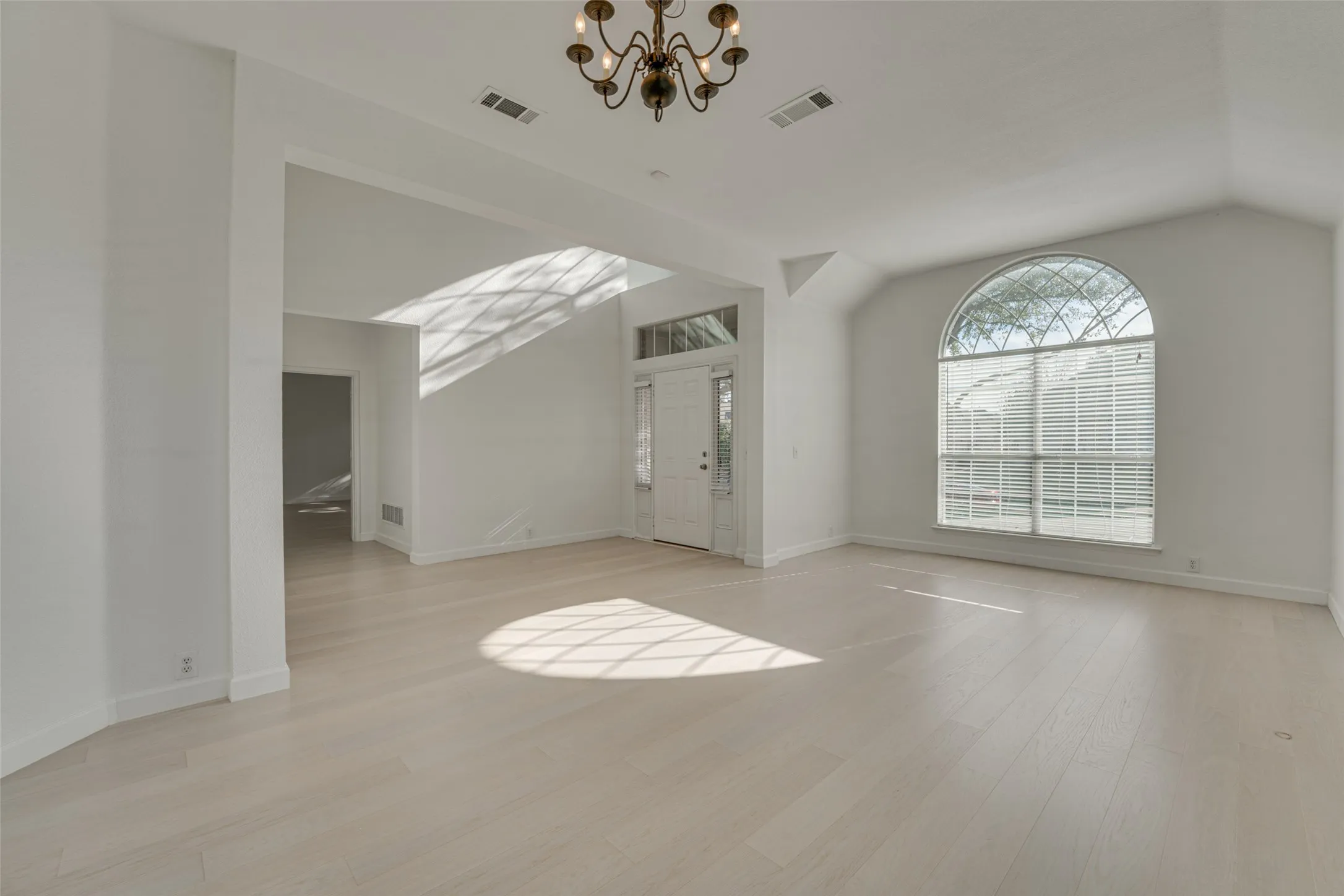 Single Family Residence For Sale in Rockwall County , 558 Presidio Drive, Rockwall, Texas 75087, 4 Bedroom, 3 Bathroom, 2 Garage spaces, 2,842 Sqft, built in 2007, mls#21147821, Real Estate Agent in Rockwall, Homes For Sale in Rockwall county, Homes For Sale in Rockwall, Realtor in Rockwall Texas, Real Estate Brokerage Independent Realty Texas, Luminita Cordes Realtor