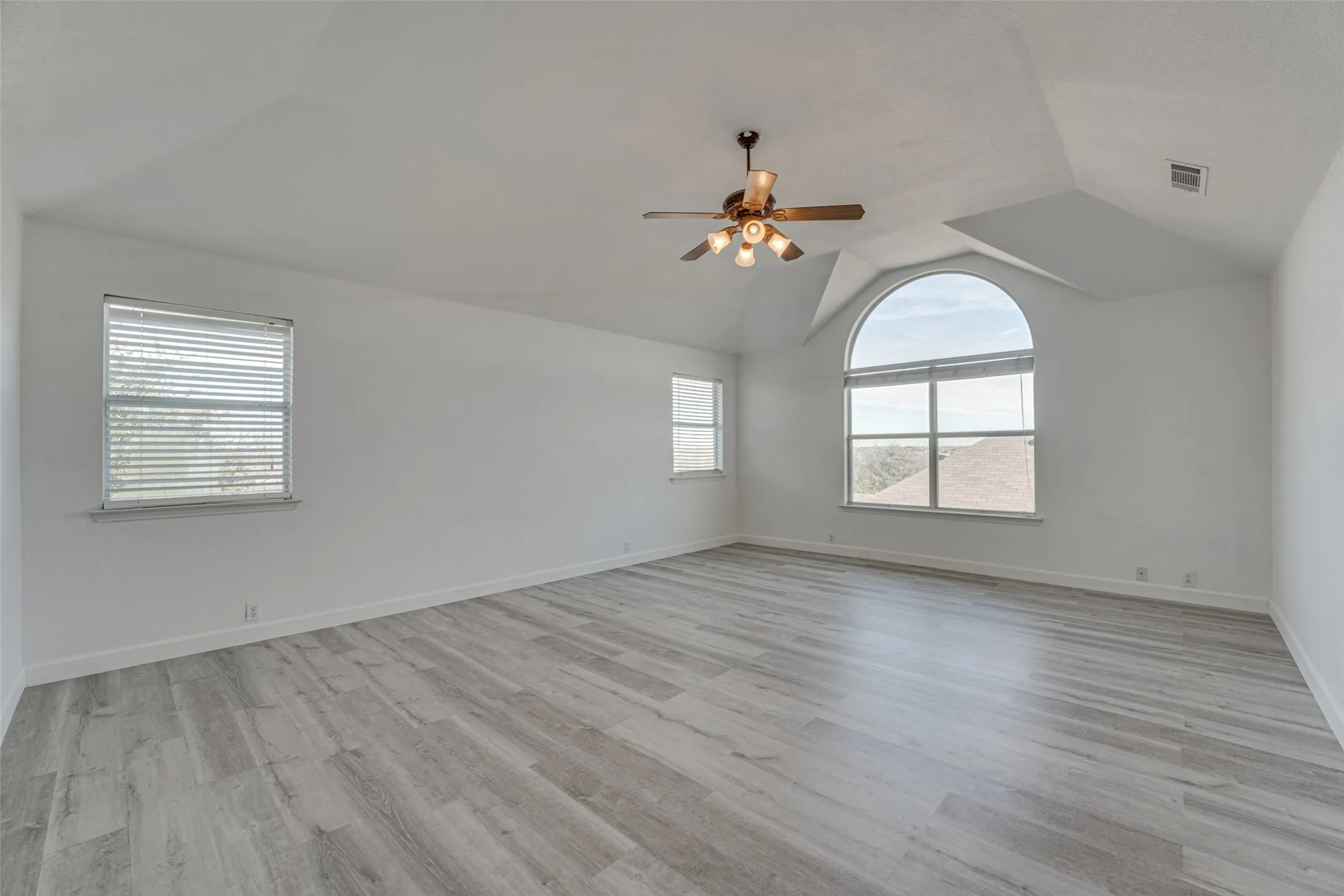 Single Family Residence For Sale in Rockwall County , 558 Presidio Drive, Rockwall, Texas 75087, 4 Bedroom, 3 Bathroom, 2 Garage spaces, 2,842 Sqft, built in 2007, mls#21147821, Real Estate Agent in Rockwall, Homes For Sale in Rockwall county, Homes For Sale in Rockwall, Realtor in Rockwall Texas, Real Estate Brokerage Independent Realty Texas, Luminita Cordes Realtor