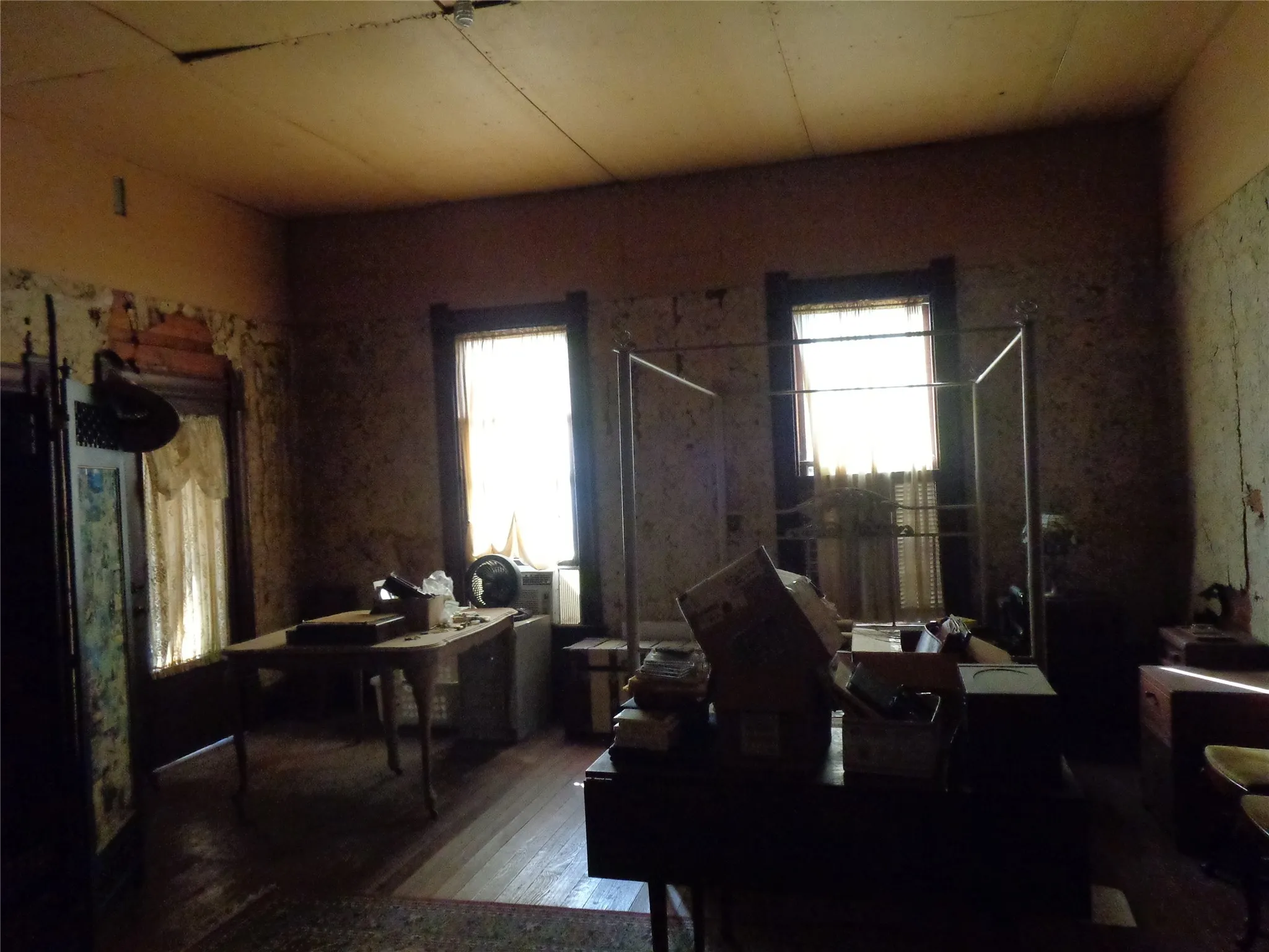 Single Family Residence For Sale in Johnson County , 506 S 3rd Street, Grandview, Texas 76050, 5 Bedroom, 3 Bathroom, 3 Garage spaces, 3,924 Sqft, built in 1907, Price $469,000, mls#21147274, Real Estate Agent in Grandview, Homes For Sale in Johnson county, Homes For Sale in Grandview, Realtor in Grandview Texas, Real Estate Brokerage Independent Realty Texas, Luminita Cordes Realtor