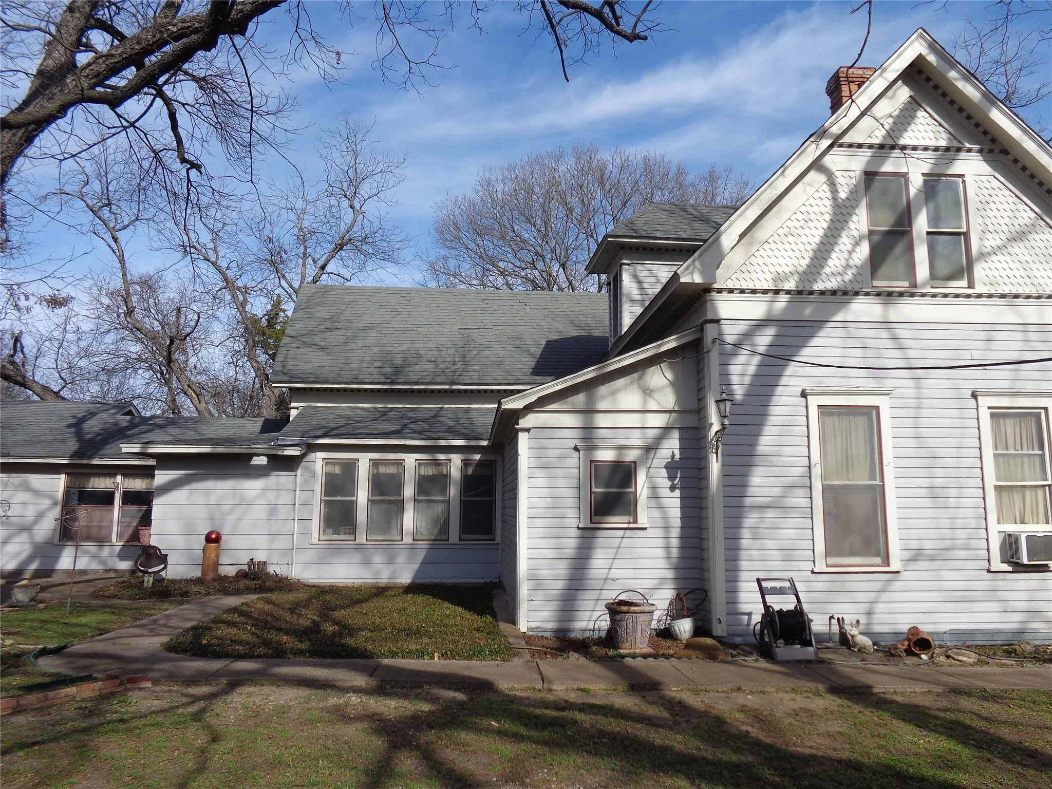 Single Family Residence For Sale in Johnson County , 506 S 3rd Street, Grandview, Texas 76050, 5 Bedroom, 3 Bathroom, 3 Garage spaces, 3,924 Sqft, built in 1907, Price $469,000, mls#21147274, Real Estate Agent in Grandview, Homes For Sale in Johnson county, Homes For Sale in Grandview, Realtor in Grandview Texas, Real Estate Brokerage Independent Realty Texas, Luminita Cordes Realtor