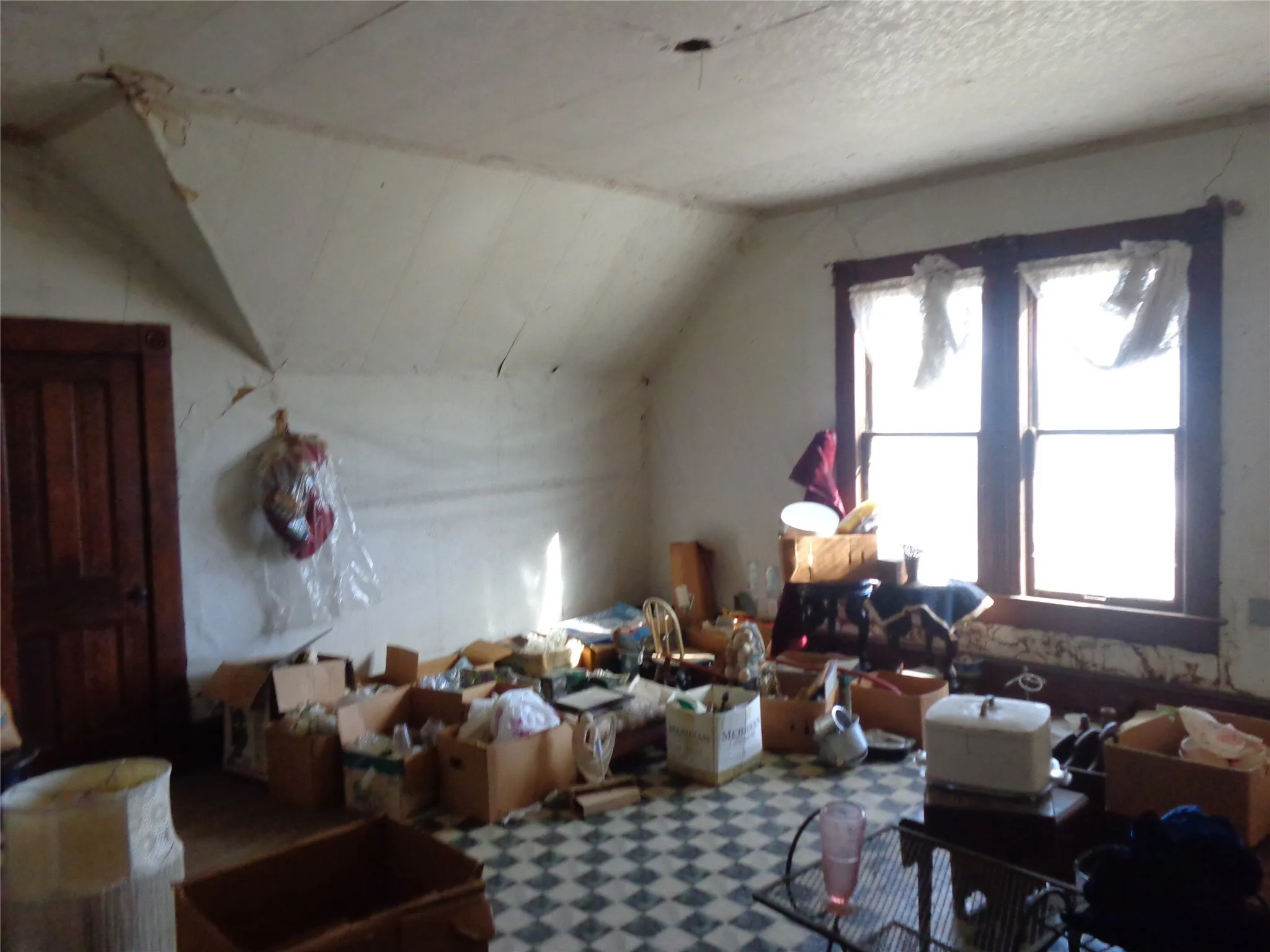 Single Family Residence For Sale in Johnson County , 506 S 3rd Street, Grandview, Texas 76050, 5 Bedroom, 3 Bathroom, 3 Garage spaces, 3,924 Sqft, built in 1907, Price $469,000, mls#21147274, Real Estate Agent in Grandview, Homes For Sale in Johnson county, Homes For Sale in Grandview, Realtor in Grandview Texas, Real Estate Brokerage Independent Realty Texas, Luminita Cordes Realtor