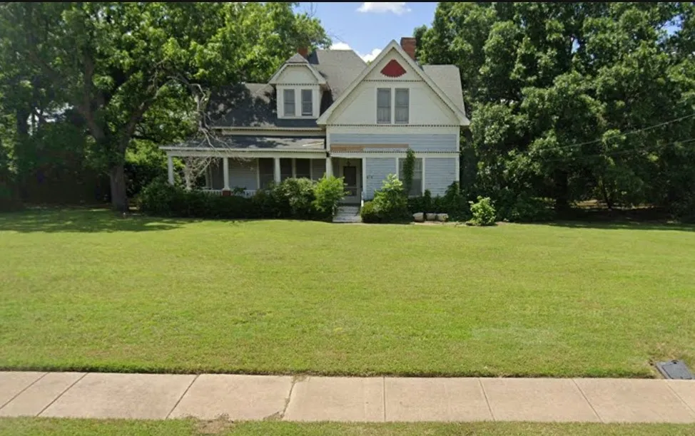 Single Family Residence For Sale in Johnson County , 506 S 3rd Street, Grandview, Texas 76050, 5 Bedroom, 3 Bathroom, 3 Garage spaces, 3,924 Sqft, built in 1907, Price $469,000, mls#21147274, Real Estate Agent in Grandview, Homes For Sale in Johnson county, Homes For Sale in Grandview, Realtor in Grandview Texas, Real Estate Brokerage Independent Realty Texas, Luminita Cordes Realtor
